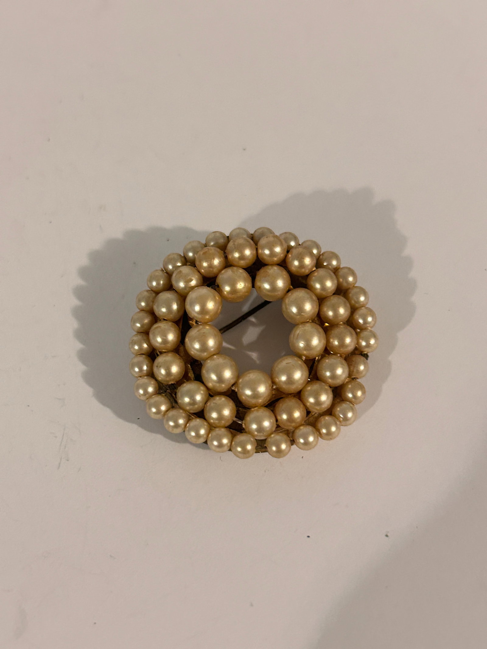This is a vintage faux pearl brooch: This is a vintage faux pearl brooch Please view all photos as they are part of the description and condition of this Item, Feel free to contact me with questions or picture requests! Used Item AS IS