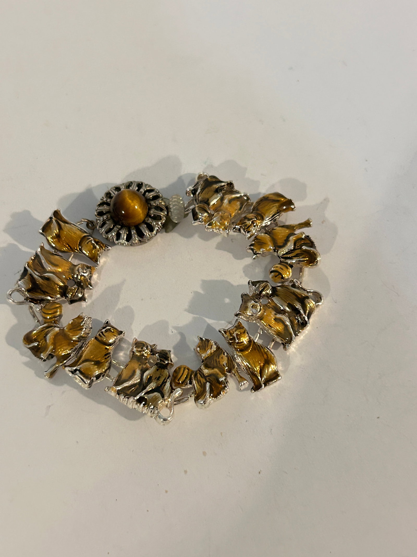 Vintage Cat tigers eye Bracelet 7": Vintage Cat tigers eye Bracelet 7" Please view all photos as they are part of the description and condition of this Item, Feel free to contact me with questions or picture requests! Used Item AS IS