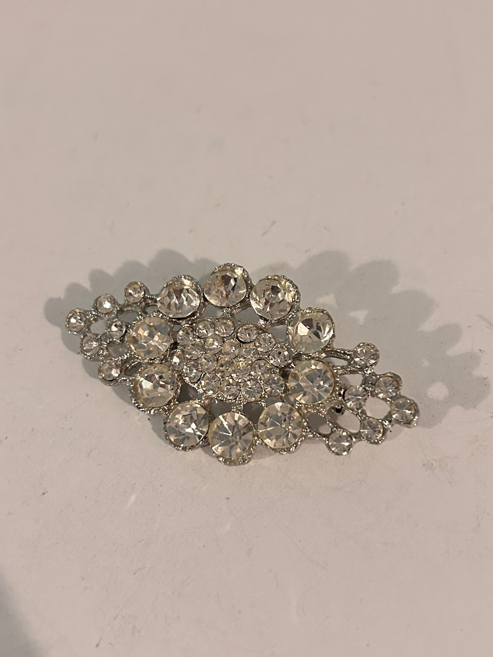 Vintage rhinestone Brooch: Vintage rhinestone Brooch Please view all photos as they are part of the description and condition of this Item, Feel free to contact me with questions or picture requests! Used Item AS IS