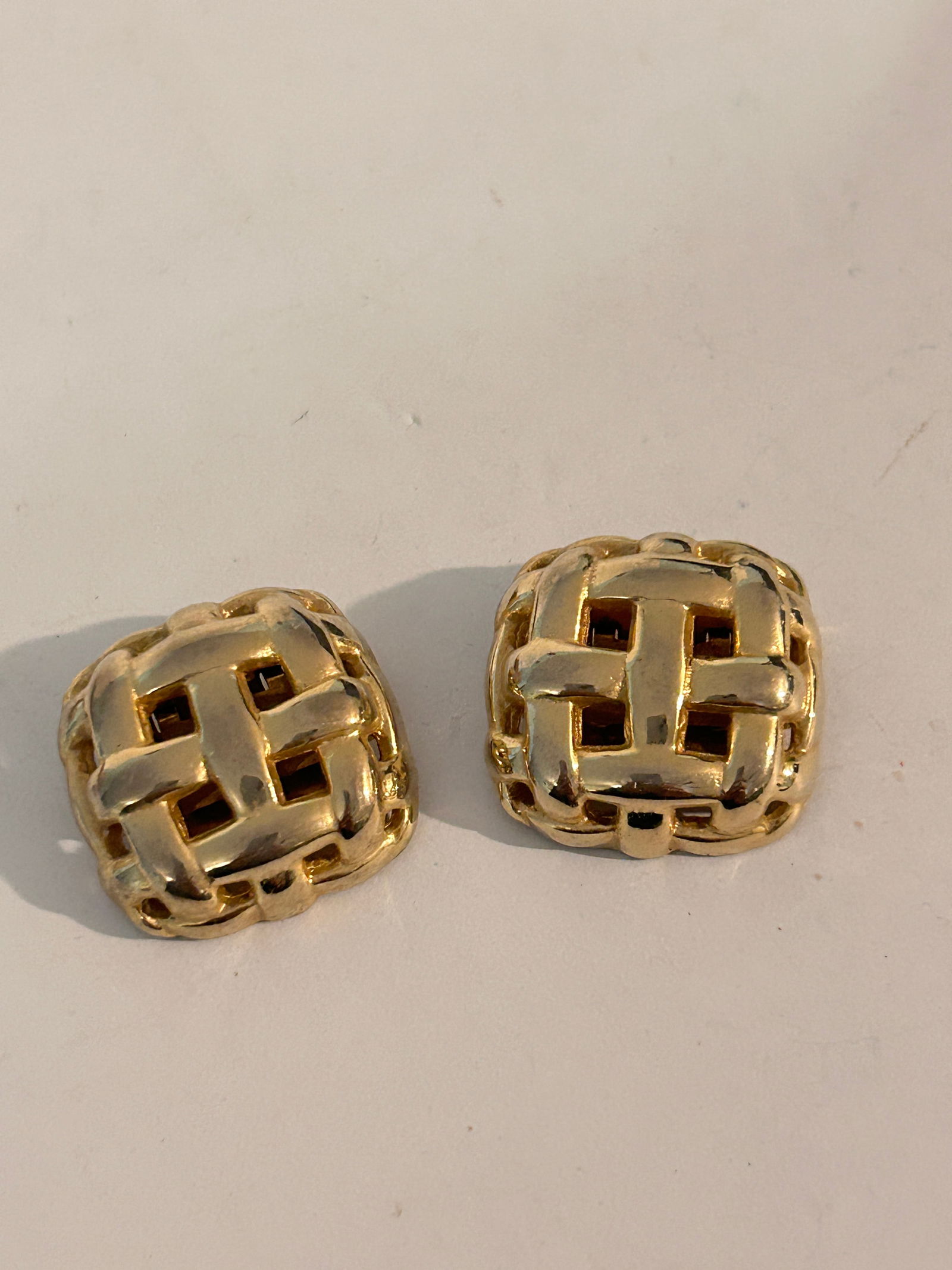 Vintage Goldtone shoe clips: Vintage Goldtone shoe clips Please view all photos as they are part of the description and condition of this Item, Feel free to contact me with questions or picture requests! Used Item AS IS