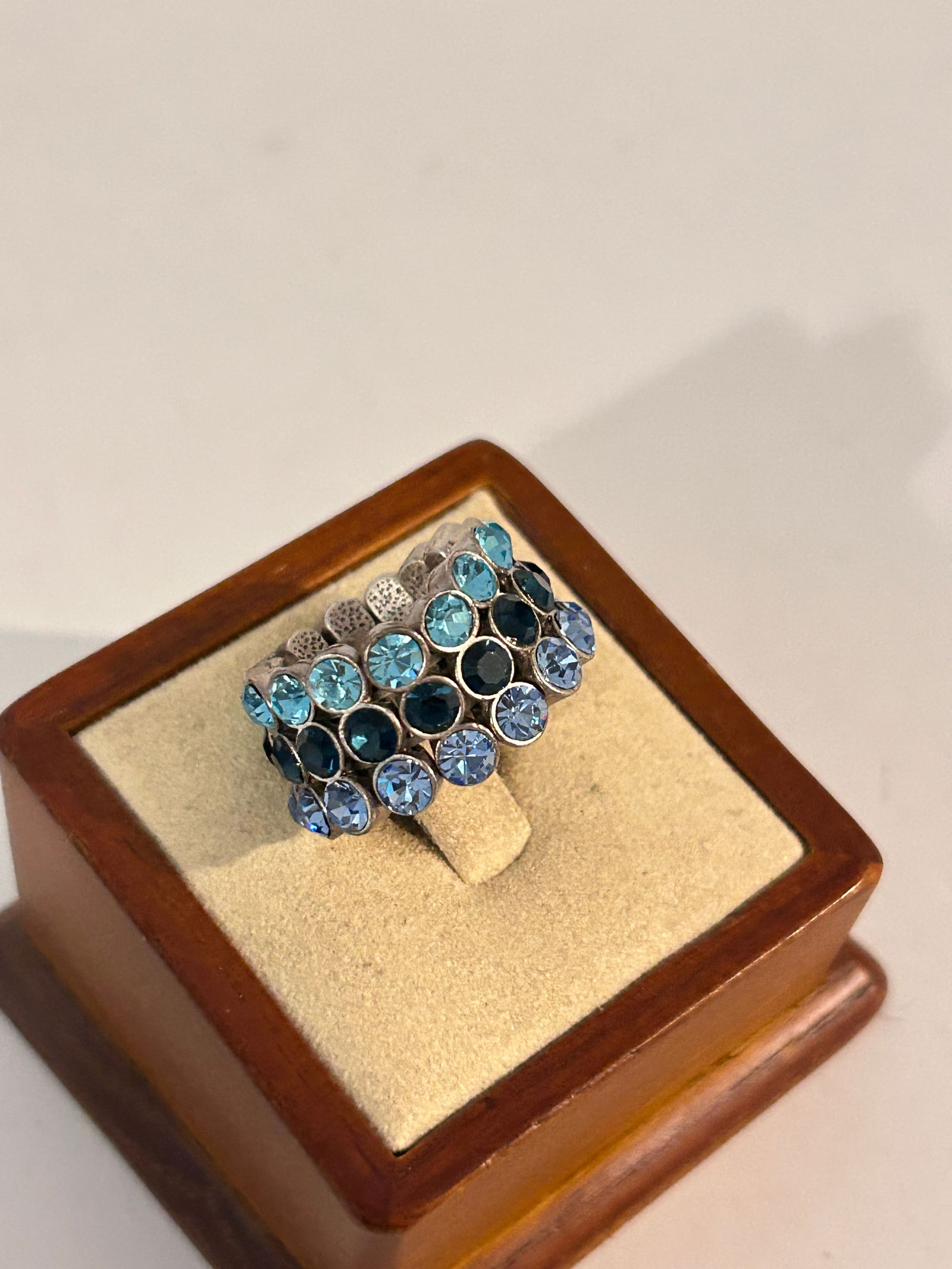 Vintage blue rhinestone Custom Ring sz 8 (1 of 5)