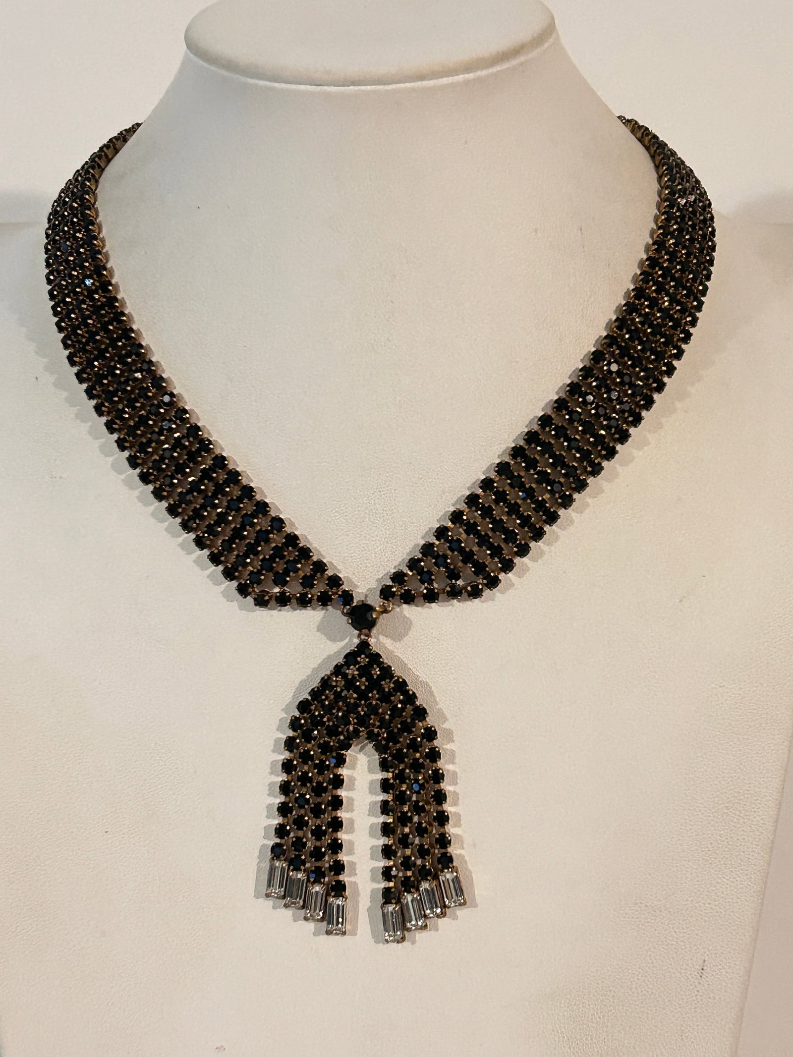 Vintage 1940s Black glass brass Necklace 17": Vintage 1940s Black glass brass Necklace 17" Please view all photos as they are part of the description and condition of this Item, Feel free to contact me with questions or picture requests! Used Ite