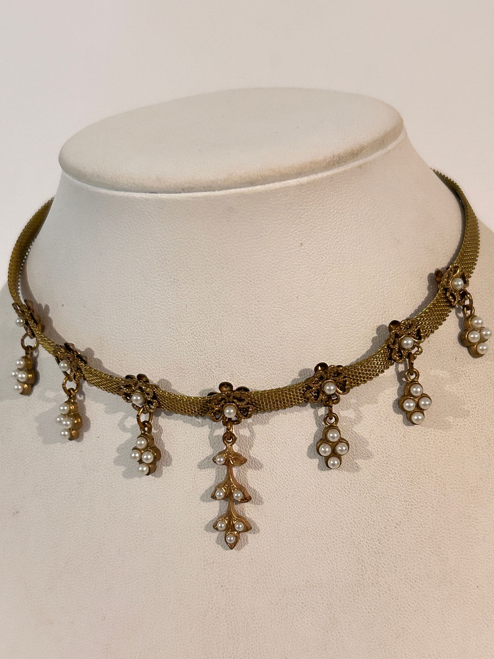 Vintage Brass Mesh Faux Pearl Necklace 14": Vintage Brass Mesh Faux Pearl Necklace 14" Please view all photos as they are part of the description and condition of this Item, Feel free to contact me with questions or picture requests! Used Item