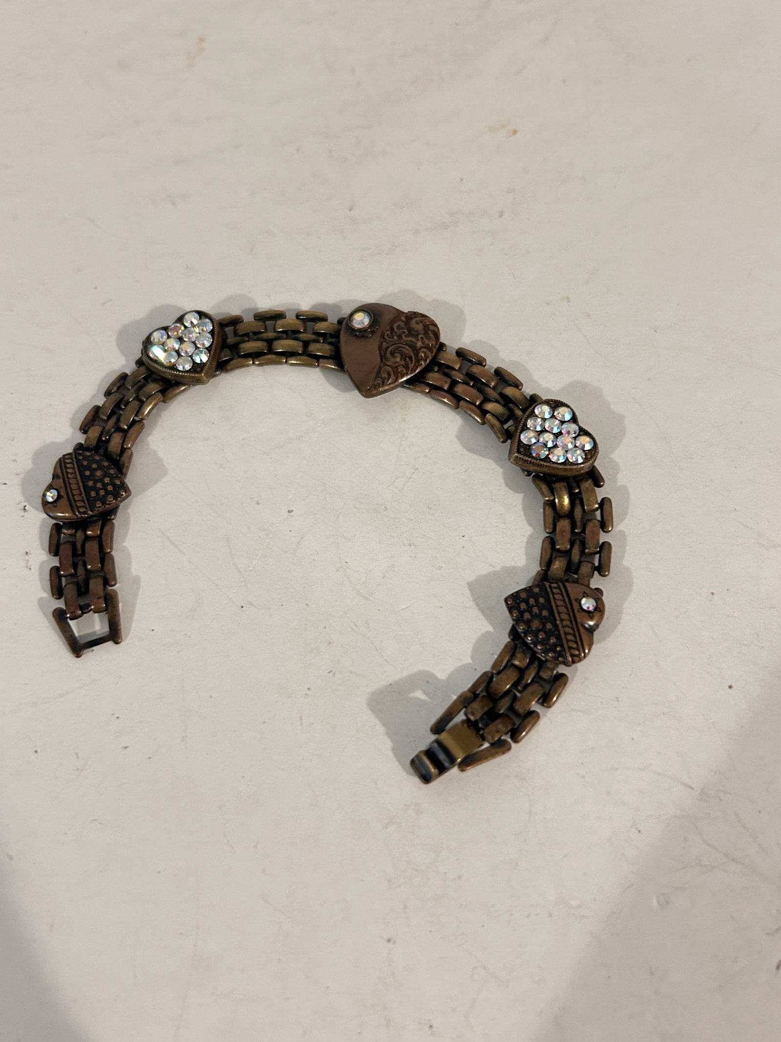 Vintage Copper heart Bracelet 7": Vintage Copper heart Bracelet 7" Please view all photos as they are part of the description and condition of this Item, Feel free to contact me with questions or picture requests! Used Item AS IS