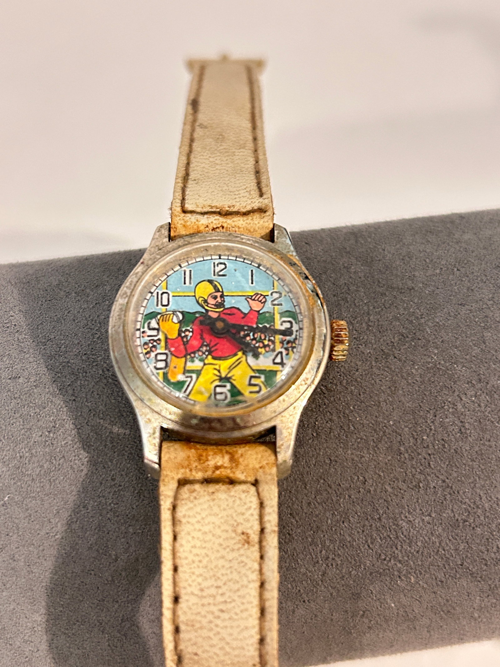 Vintage mechanical none working Watch: Item comes exactly as shown Know what you are bidding on. Carefully refer to and examine all photos, ask questions, do research, etc., to determine (Authinticity) . before bidding in order to determin