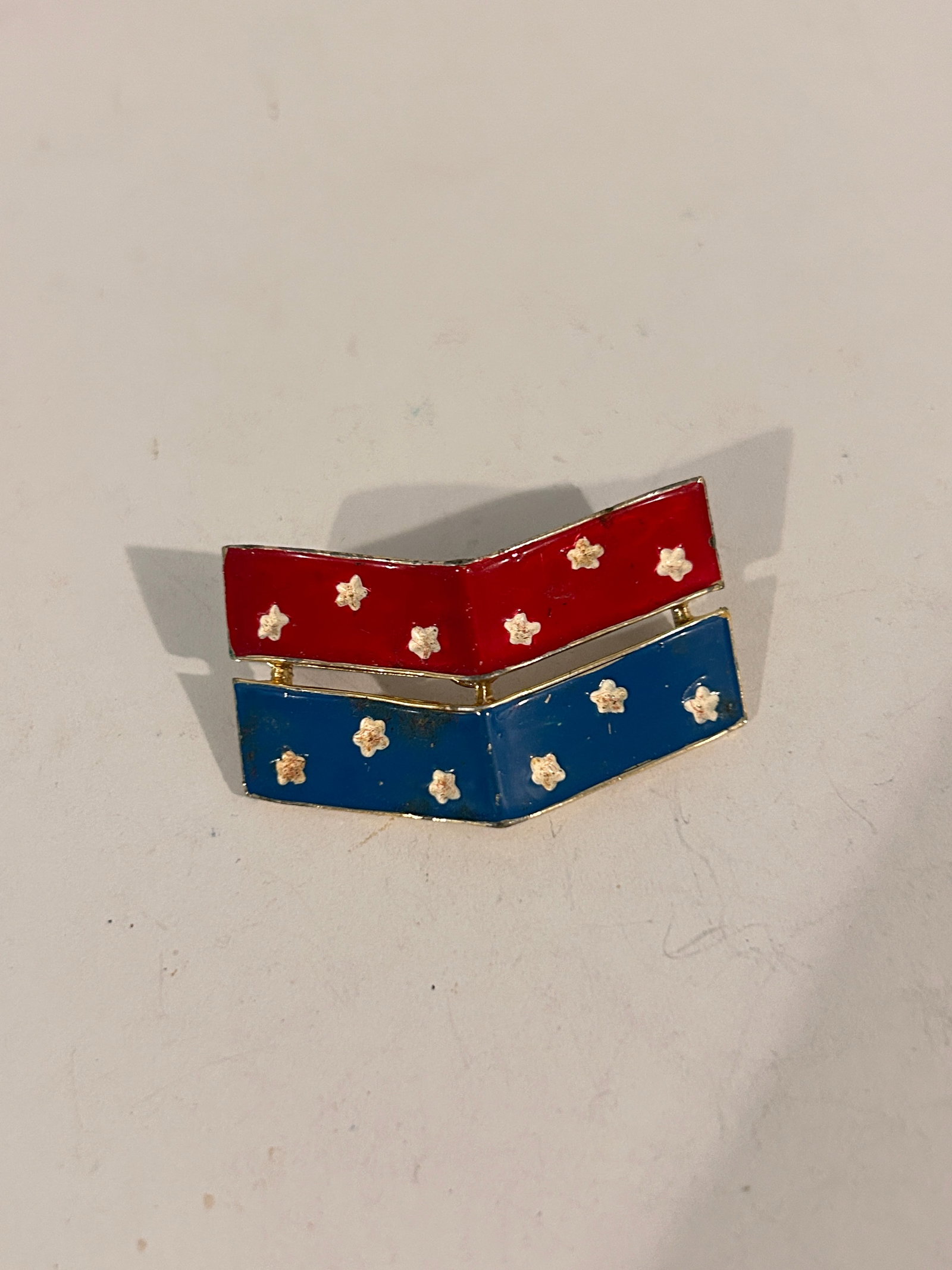 Vintage Army Brooch: Vintage Army Brooch Please view all photos as they are part of the description and condition of this Item, Feel free to contact me with questions or picture requests! Used Item AS IS