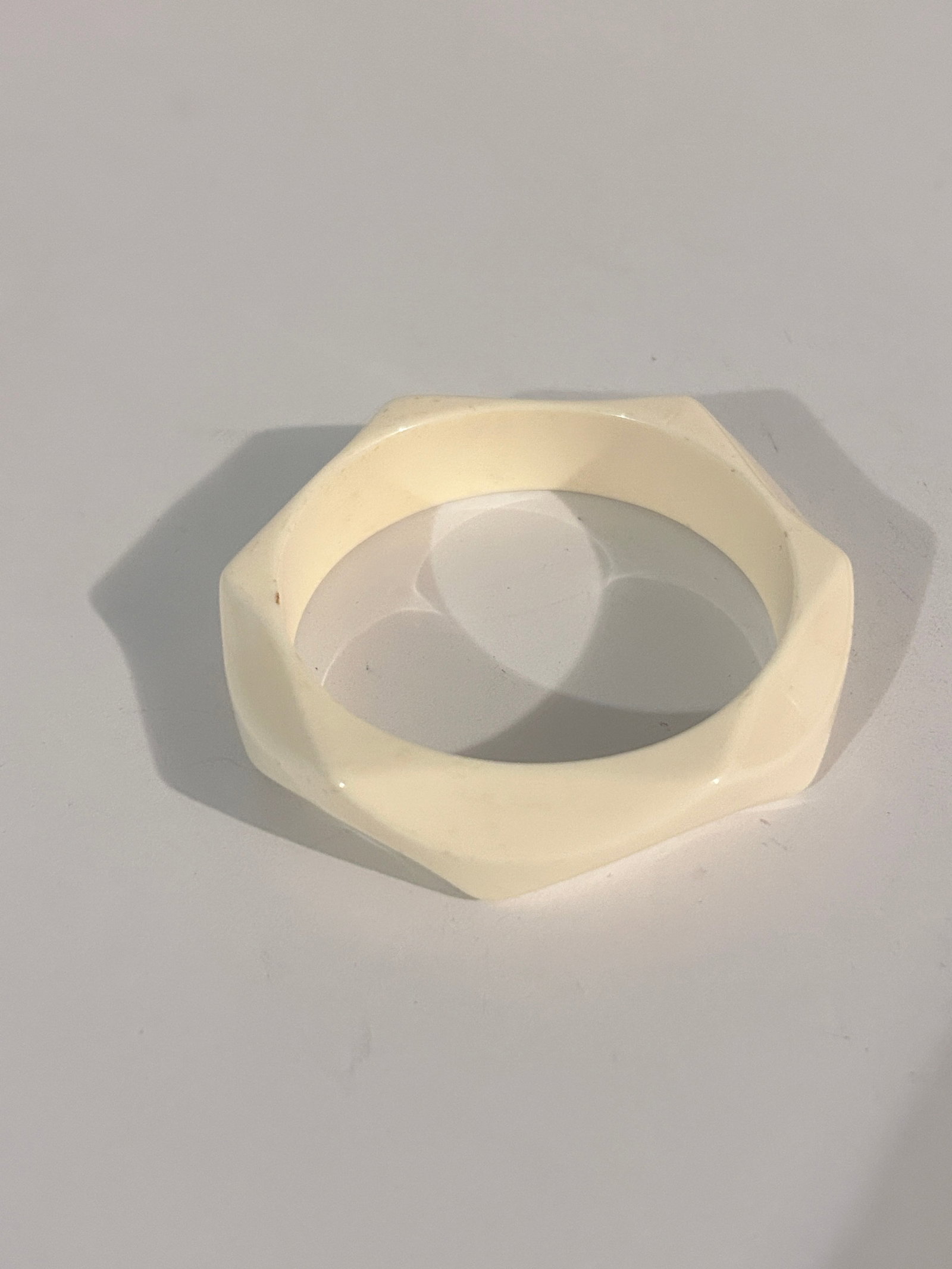 Vintage White Acrylic Bracelet 7": Vintage White Acrylic Bracelet 7" Please view all photos as they are part of the description and condition of this Item, Feel free to contact me with questions or picture requests! Used Item AS IS