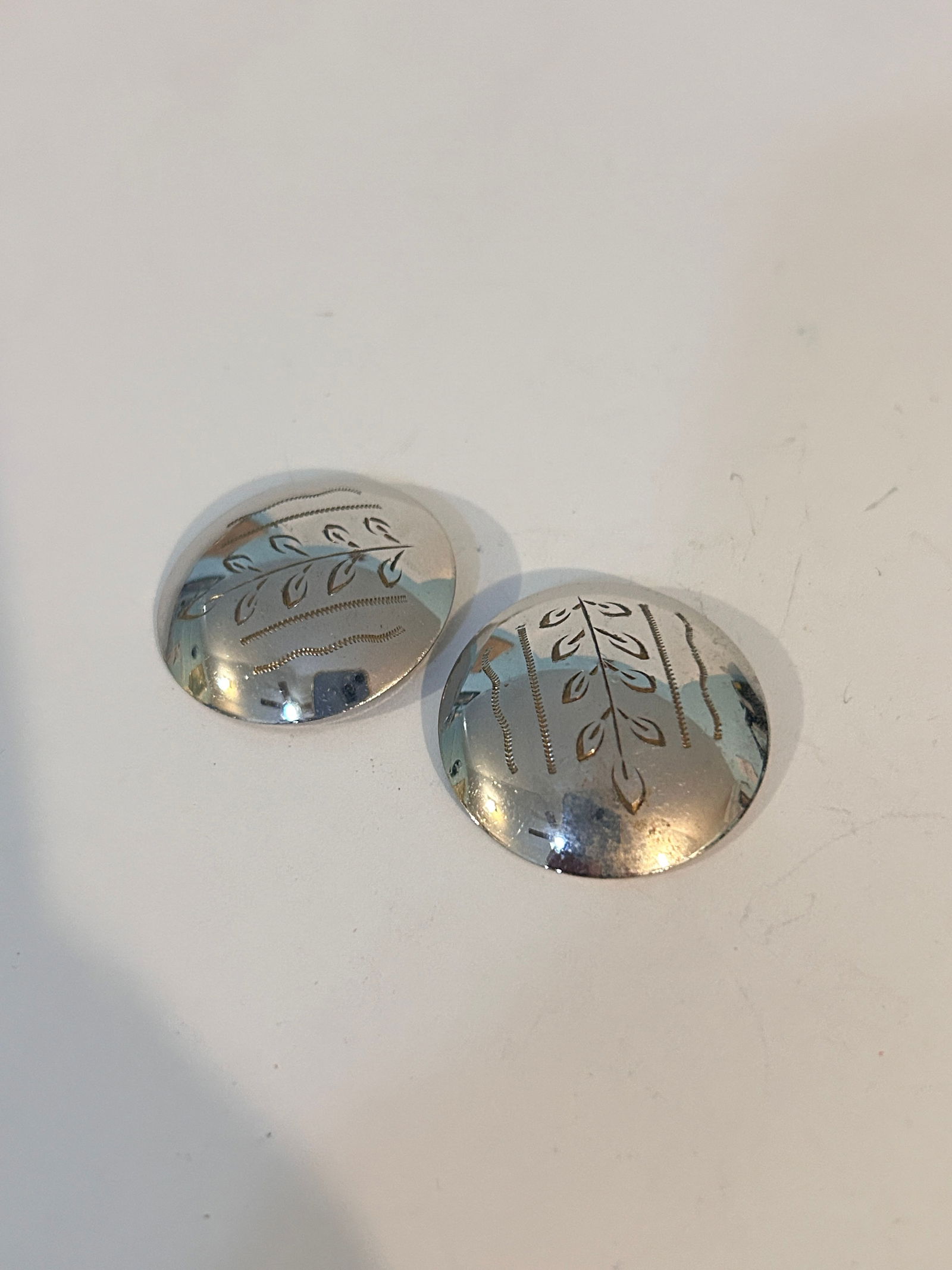 Vintage Earrings: Vintage Earrings Please view all photos as they are part of the description and condition of this Item, Feel free to contact me with questions or picture requests! Used Item AS IS