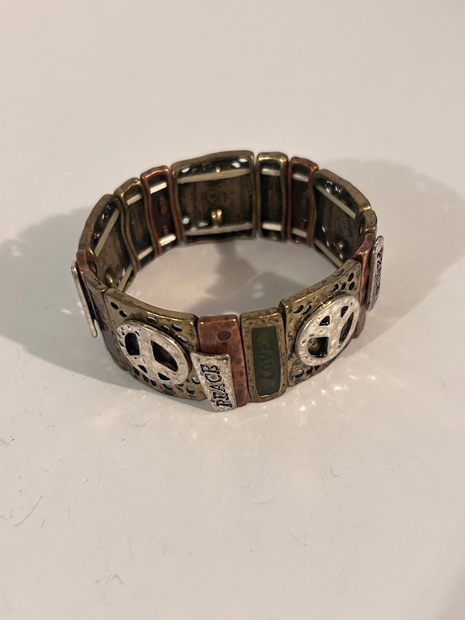 Vintage stretch peace sign Bracelet: Vintage stretch peace sign Bracelet Please view all photos as they are part of the description and condition of this Item, Feel free to contact me with questions or picture requests! Used Item AS IS