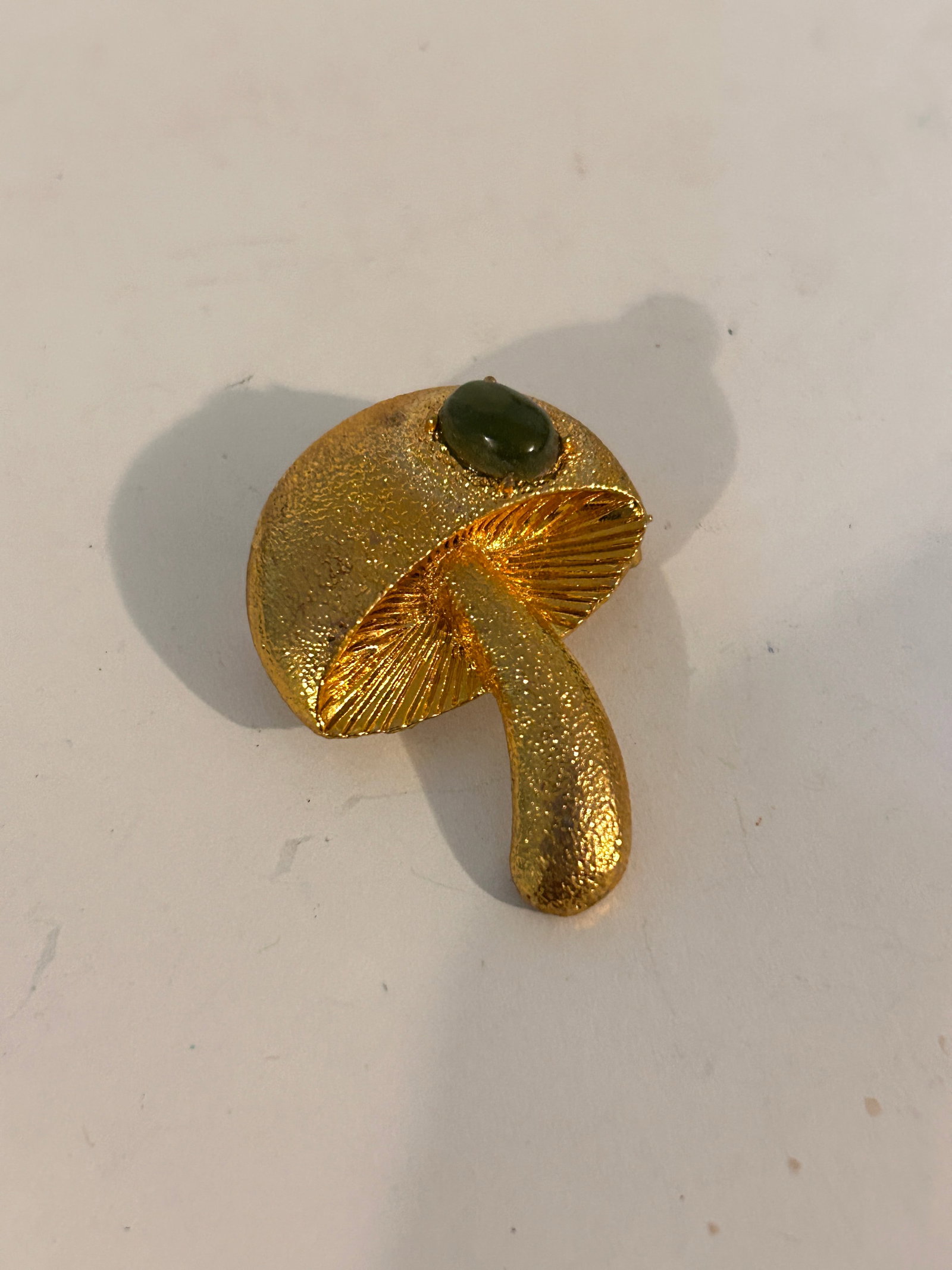 RARE Vintage Gold Tone Mushroom Brooch Pin Pendant w/Green Stone Signed: RARE Vintage Gold Tone Mushroom Brooch Pin Pendant w/Green Stone Signed Please view all photos as they are part of the description and condition of this Item, Feel free to contact me with questions or