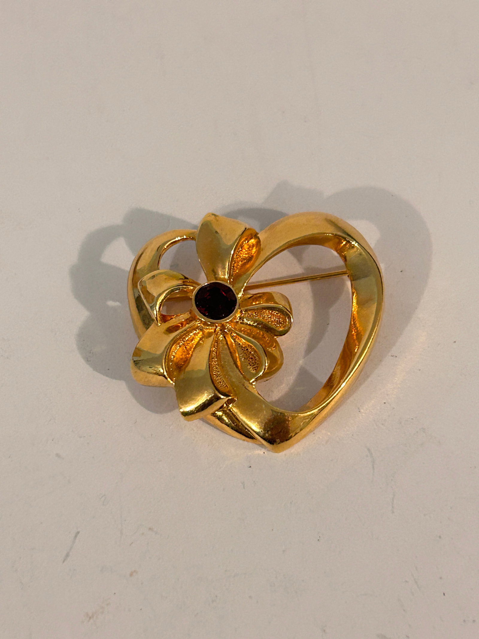 Vintage goldtone Avon Brooch: Vintage goldtone Avon Brooch Please view all photos as they are part of the description and condition of this Item, Feel free to contact me with questions or picture requests! Used Item AS IS