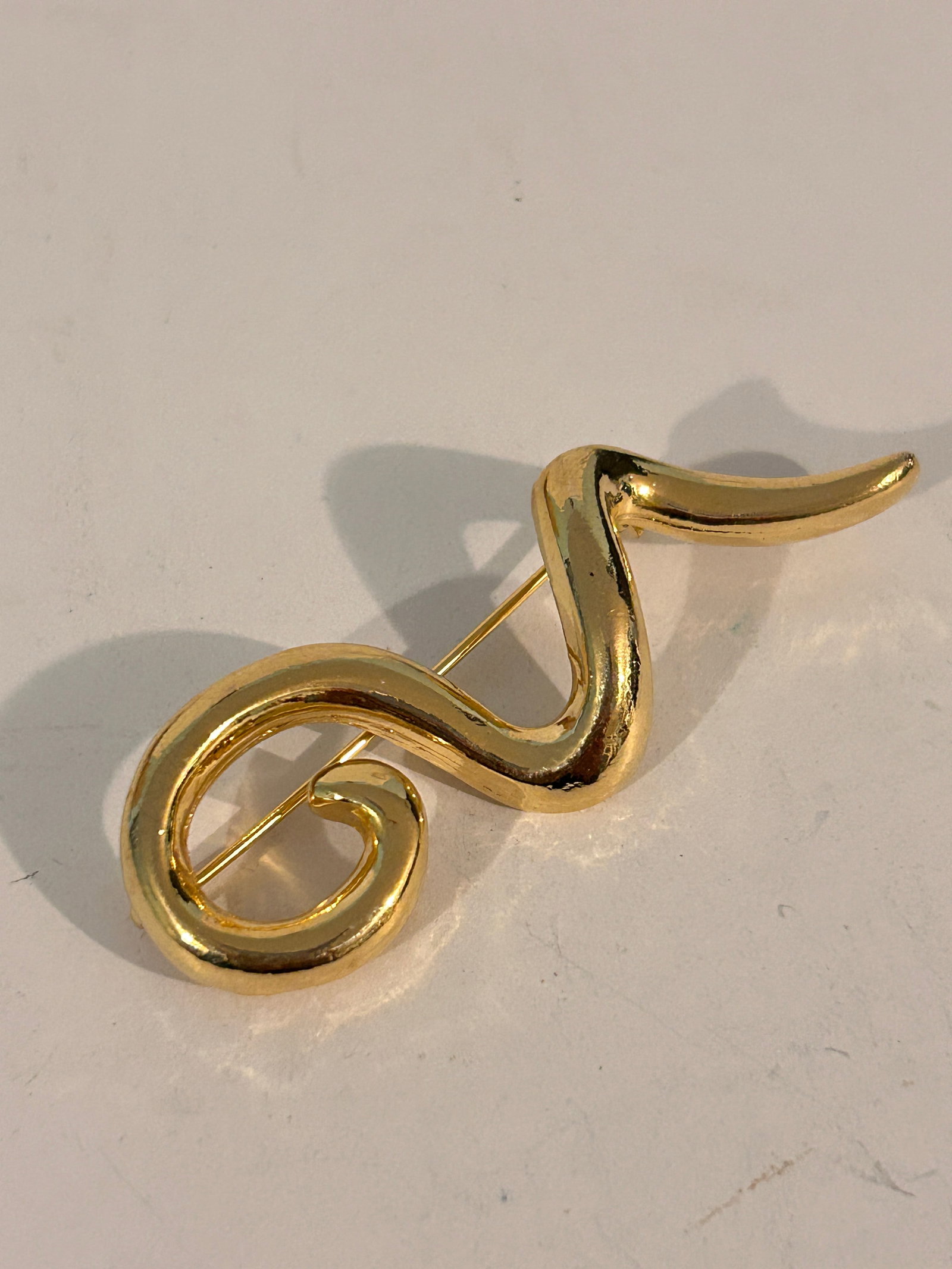 Vintage goldtone Brooch: Vintage goldtone Brooch Please view all photos as they are part of the description and condition of this Item, Feel free to contact me with questions or picture requests! Used Item AS IS