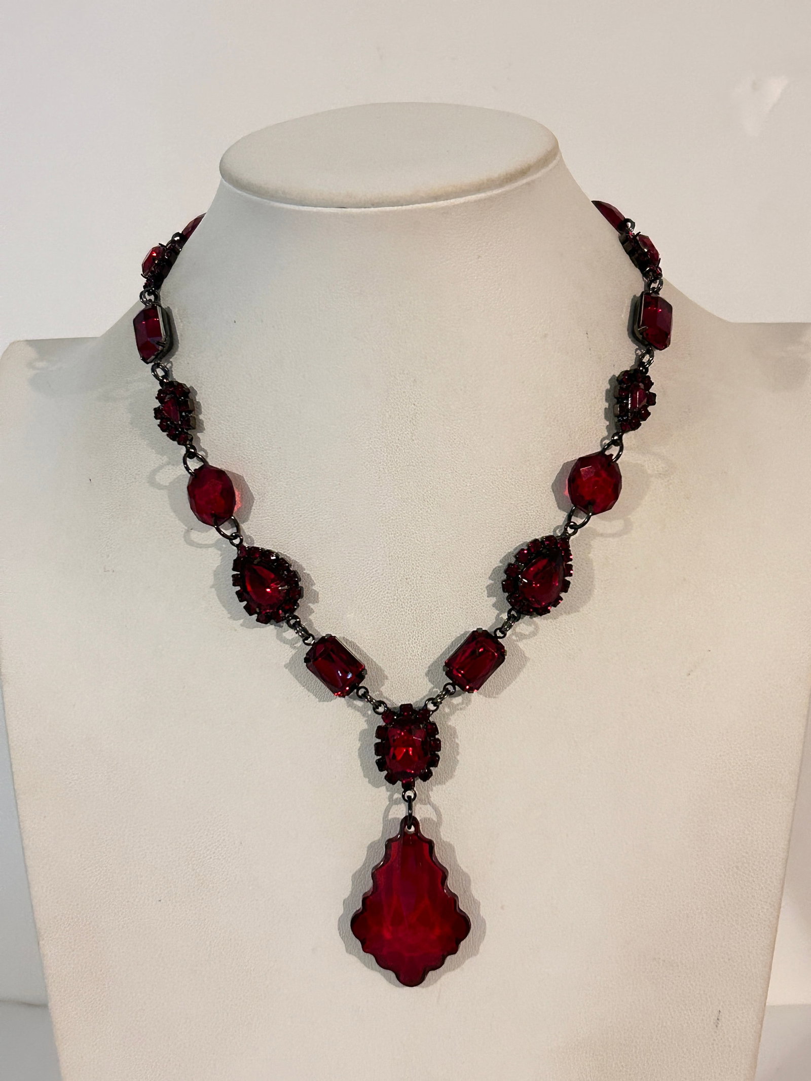 Vintage Red Rhinestone Necklace 16": Vintage Red Rhinestone Necklace 16" Please view all photos as they are part of the description and condition of this Item, Feel free to contact me with questions or picture requests! Used Item AS IS