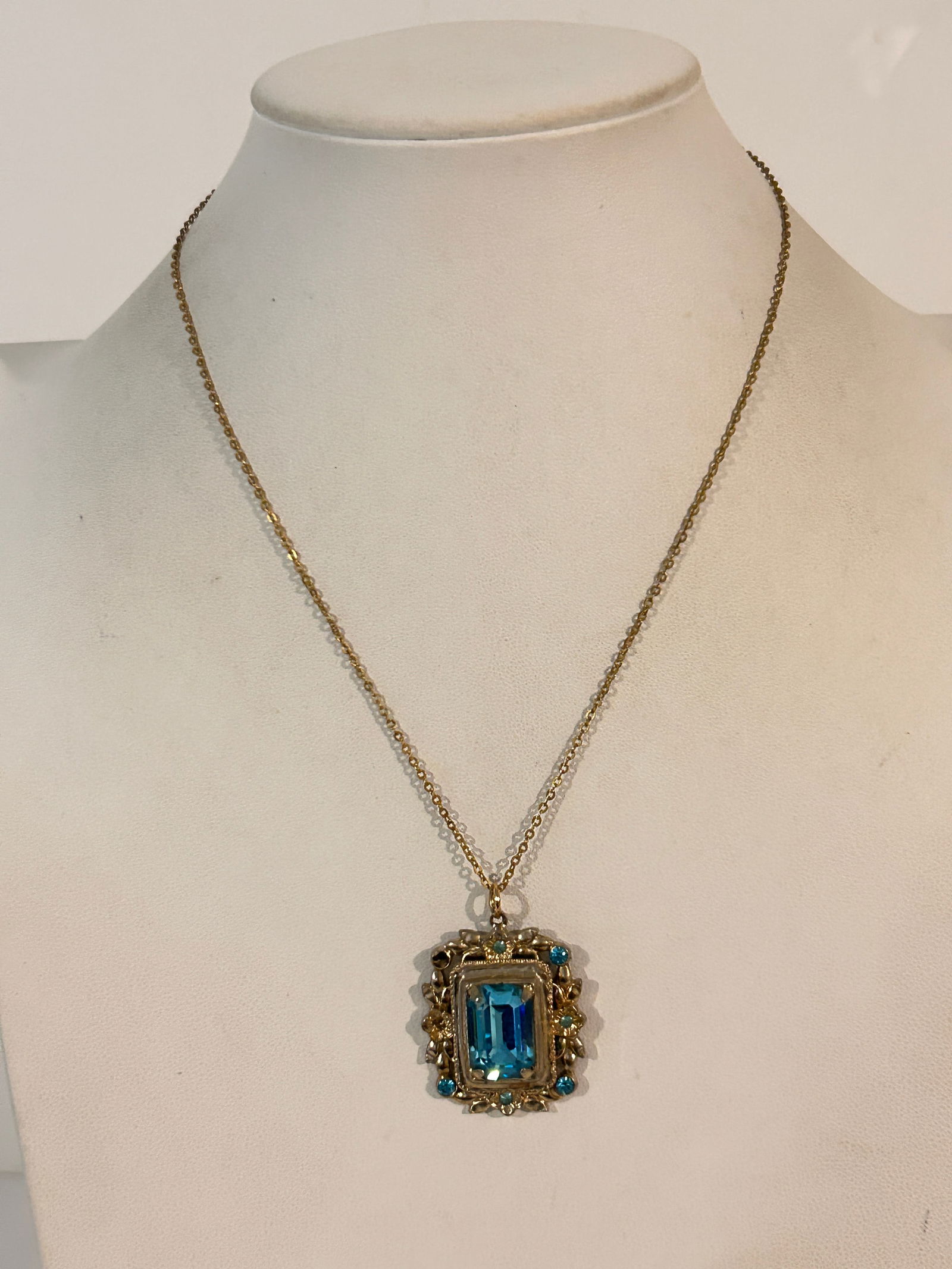 Vintage Aquamarine Coro rhinestone Pendant Necklace 16" missing 2 stones: Vintage Aquamarine Coro rhinestone Pendant Necklace 16" missing 2 stones Please view all photos as they are part of the description and condition of this Item, Feel free to contact me with questions o