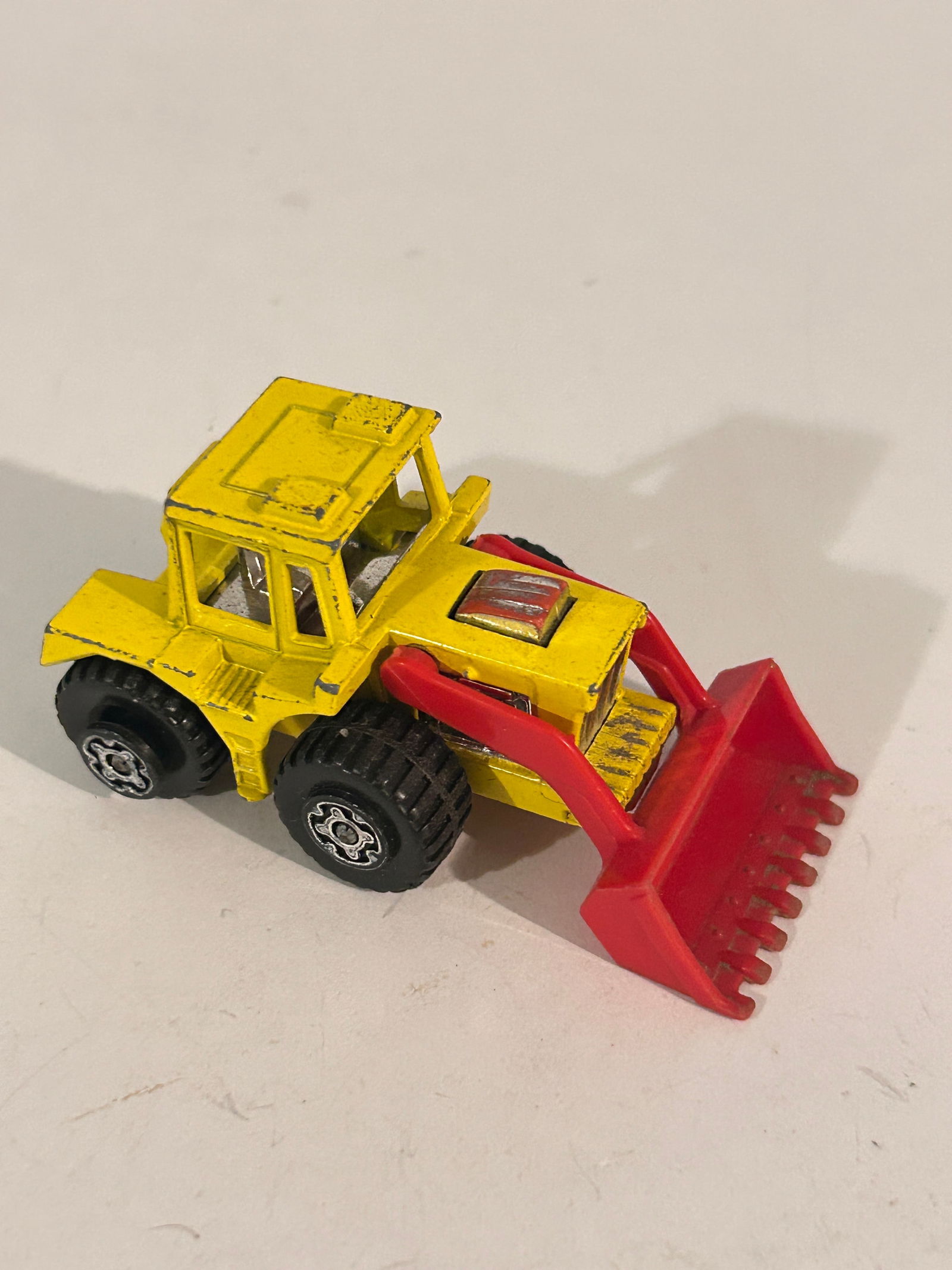 Vintage 1976 Matchbox SuperFast Tractor Shovel No. 29: Vintage 1976 Matchbox SuperFast Tractor Shovel No. 29 Please view all photos as they are part of the description and condition of this Item, Feel free to contact me with questions or picture requests!
