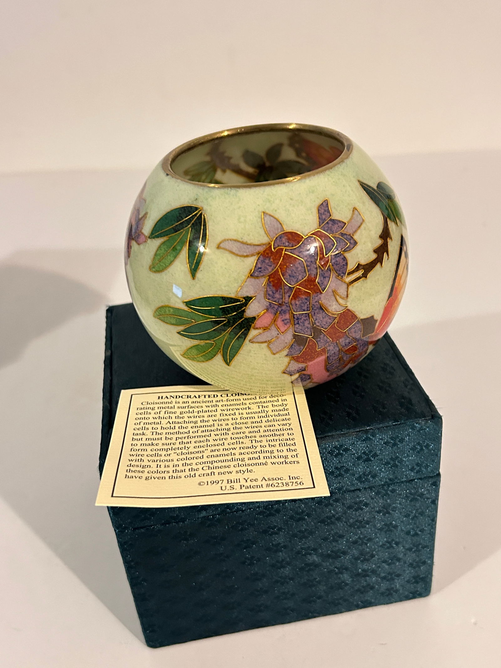 Vintage Beautiful small round Plique-A-Jour cloisonné vase by William Yee.: Vintage Beautiful small round Plique-A-Jour cloisonné vase by William Yee. Please view all photos as they are part of the description and condition of this Item, Feel free to contact me with question