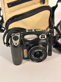 Vintage Nikon Coolpix 5000 5MP Digital Camera w/3X Zoom bundle