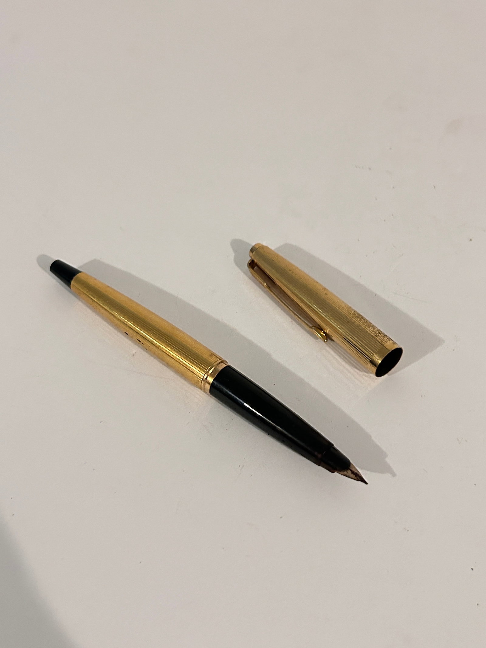 Vintage Parker Insignia Gold Filled Fountain Pen: Vintage Parker Insignia Gold Filled Fountain Pen Please view all photos as they are part of the description and condition of this Item, Feel free to contact me with questions or picture requests! Used