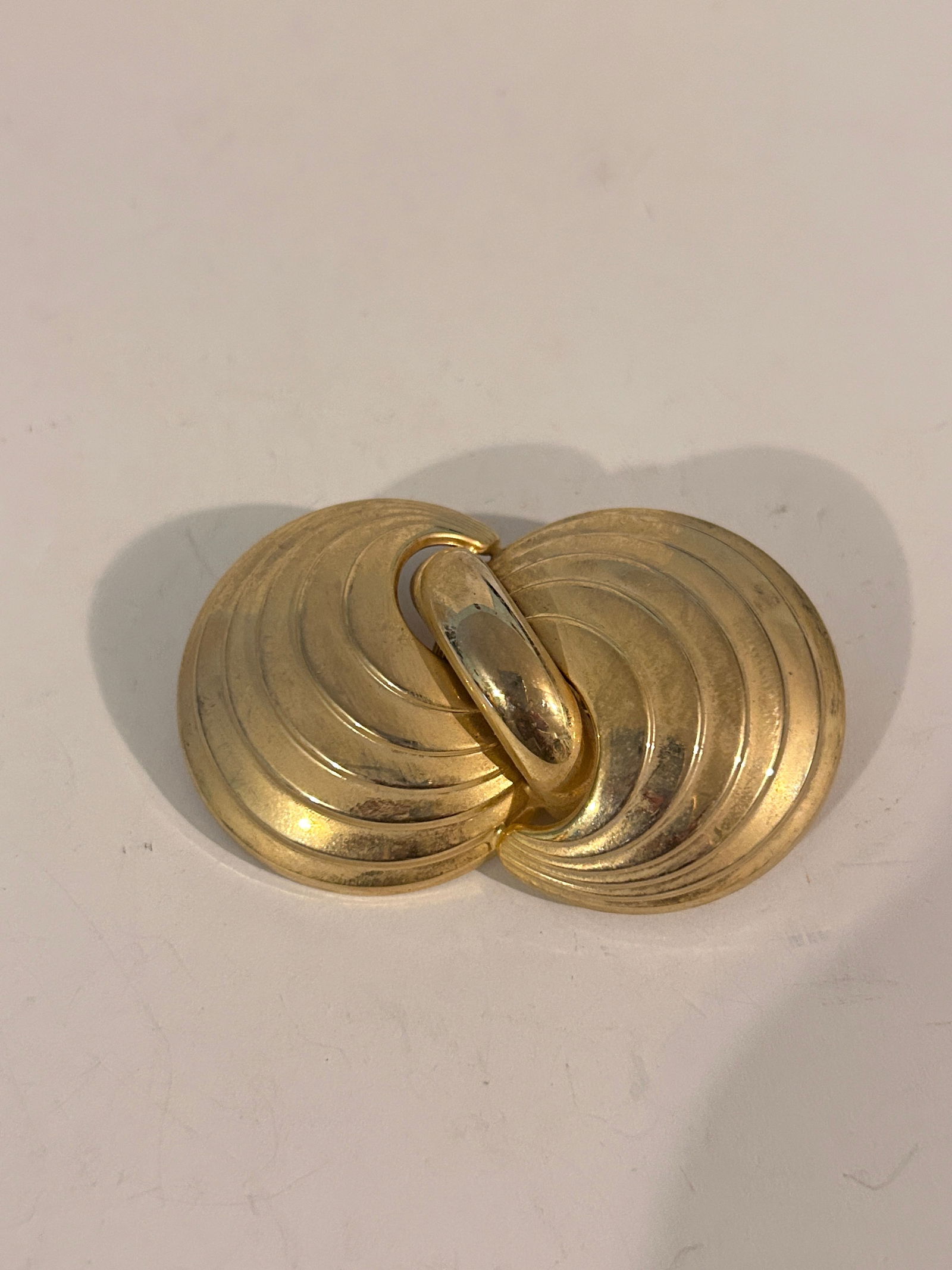 Vintage gold tone Brooch: Vintage gold tone Brooch Please view all photos as they are part of the description and condition of this Item, Feel free to contact me with questions or picture requests! Used Item AS IS