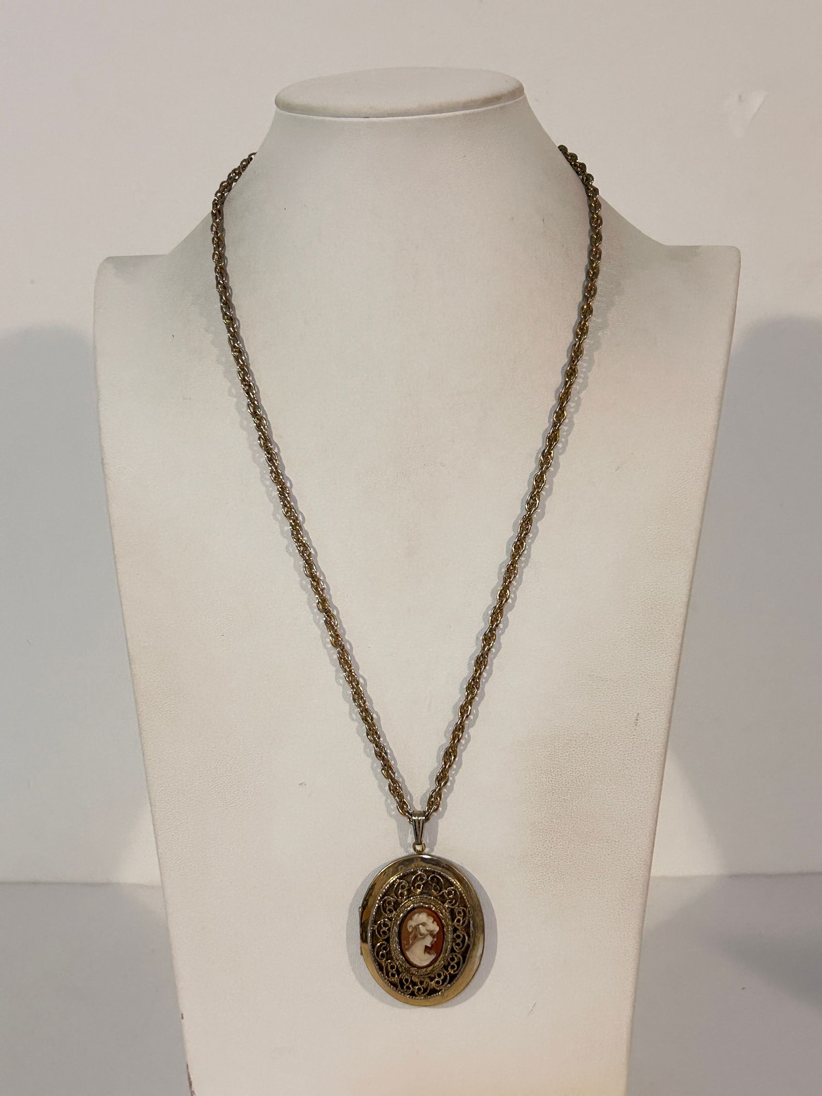 Vintage Cameo Pendant Locket Necklace 23": Vintage Cameo Pendant Locket Necklace 23" Please view all photos as they are part of the description and condition of this Item, Feel free to contact me with questions or picture requests! Used Item A
