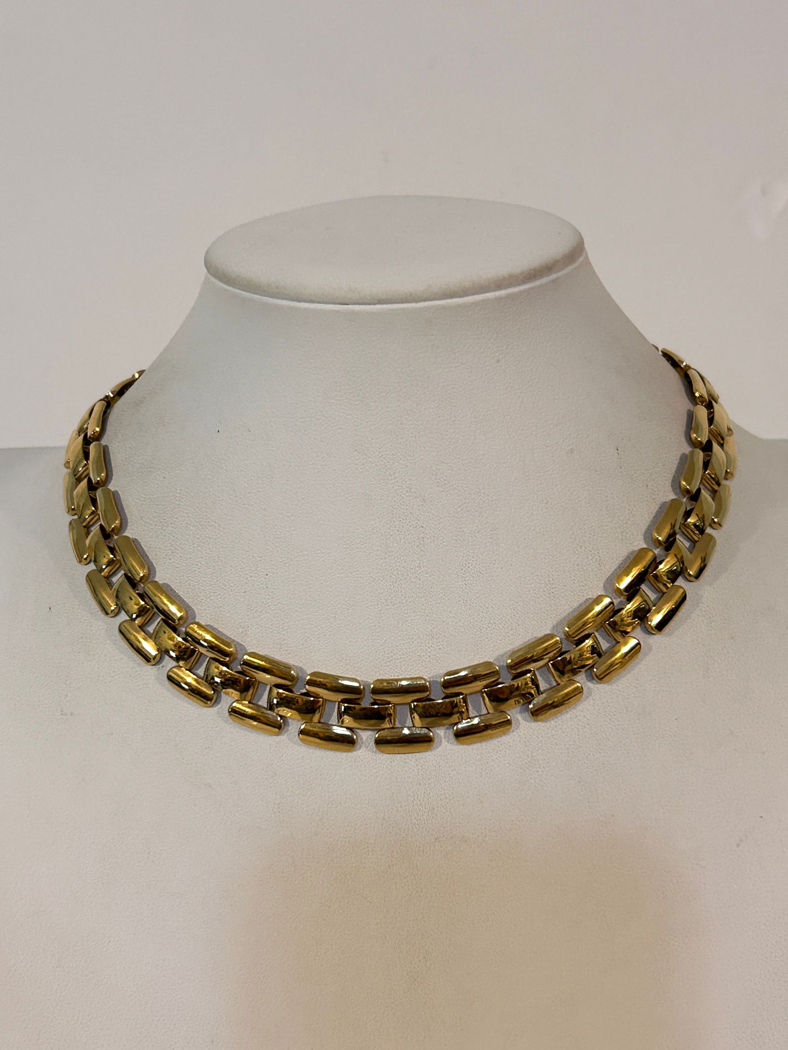 Vintage Gold Tone choker Necklace 14": Vintage Gold Tone choker Necklace 14" Please view all photos as they are part of the description and condition of this Item, Feel free to contact me with questions or picture requests! Used Item AS IS