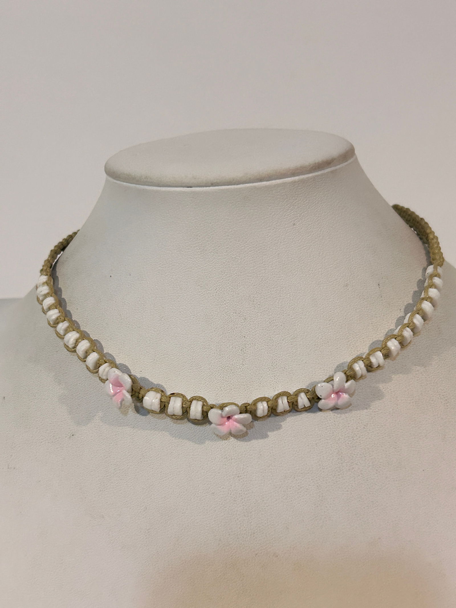 Vintage adjustable floral Necklace 14": Vintage adjustable floral Necklace 14" Please view all photos as they are part of the description and condition of this Item, Feel free to contact me with questions or picture requests! Used Item AS I