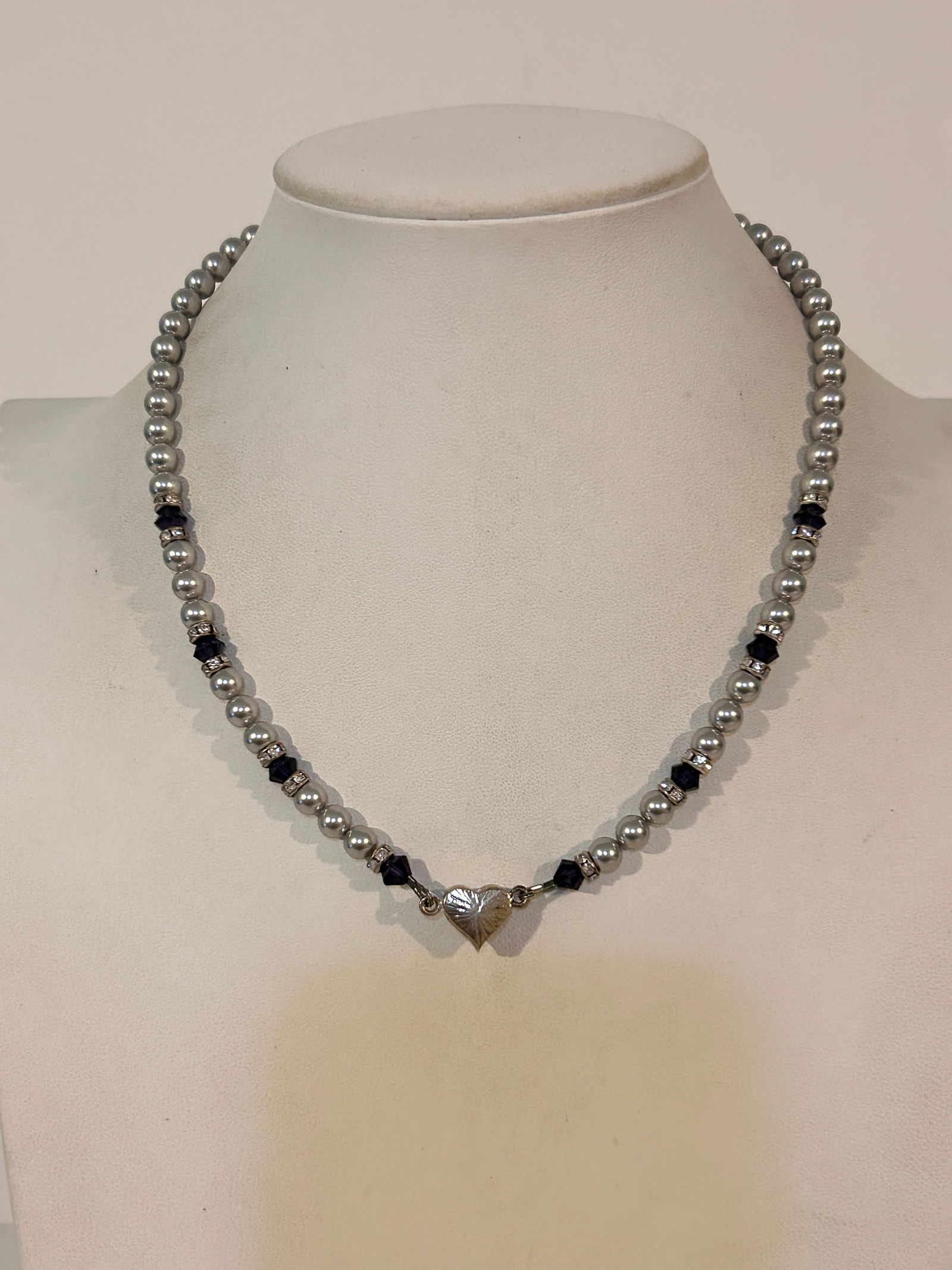 Vintage Silver tone heart beaded Necklace: Vintage Silver tone heart beaded Necklace Please view all photos as they are part of the description and condition of this Item, Feel free to contact me with questions or picture requests! Used Item A