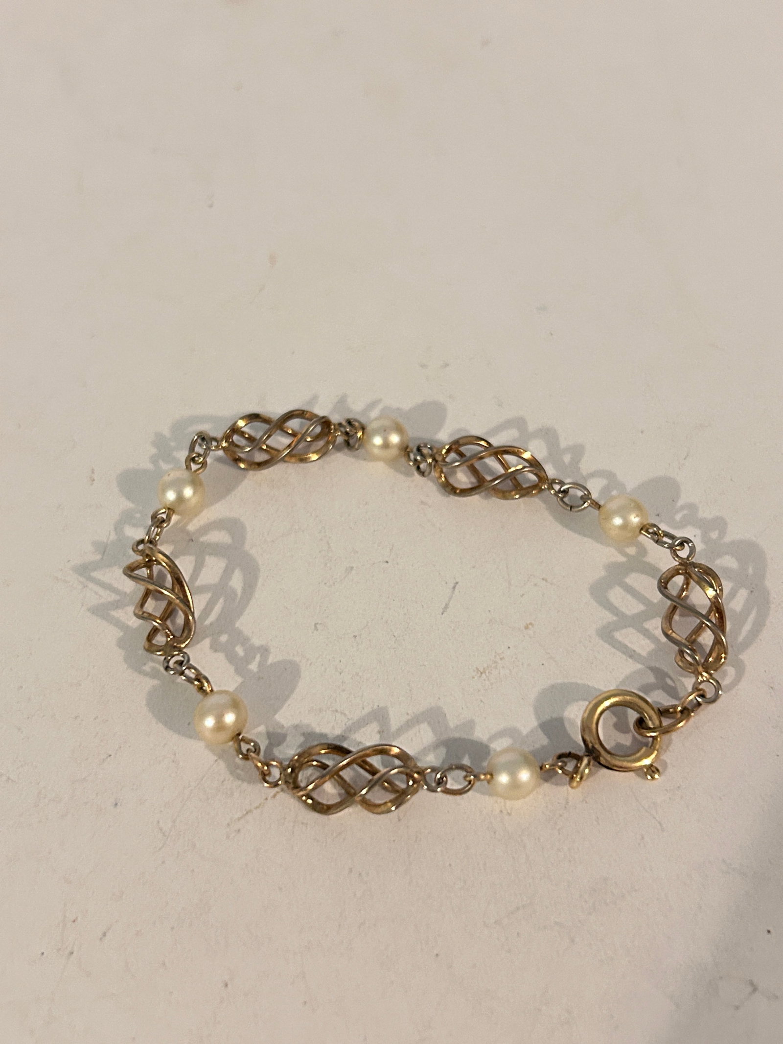 Bracelet Gold Tone Chain Faux Pearls 7": Bracelet Gold Tone Chain Faux Pearls 7" Please view all photos as they are part of the description and condition of this Item, Feel free to contact me with questions or picture requests! Used Item AS 