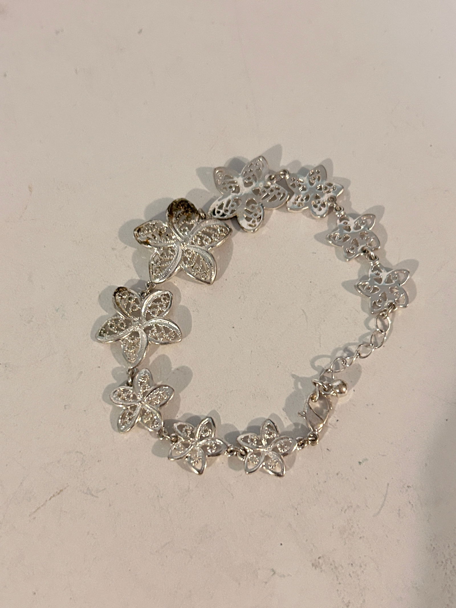 Vintage floral filigree silver tone Bracelet 7": Vintage floral filigree silver tone Bracelet 7" Please view all photos as they are part of the description and condition of this Item, Feel free to contact me with questions or picture requests! Used