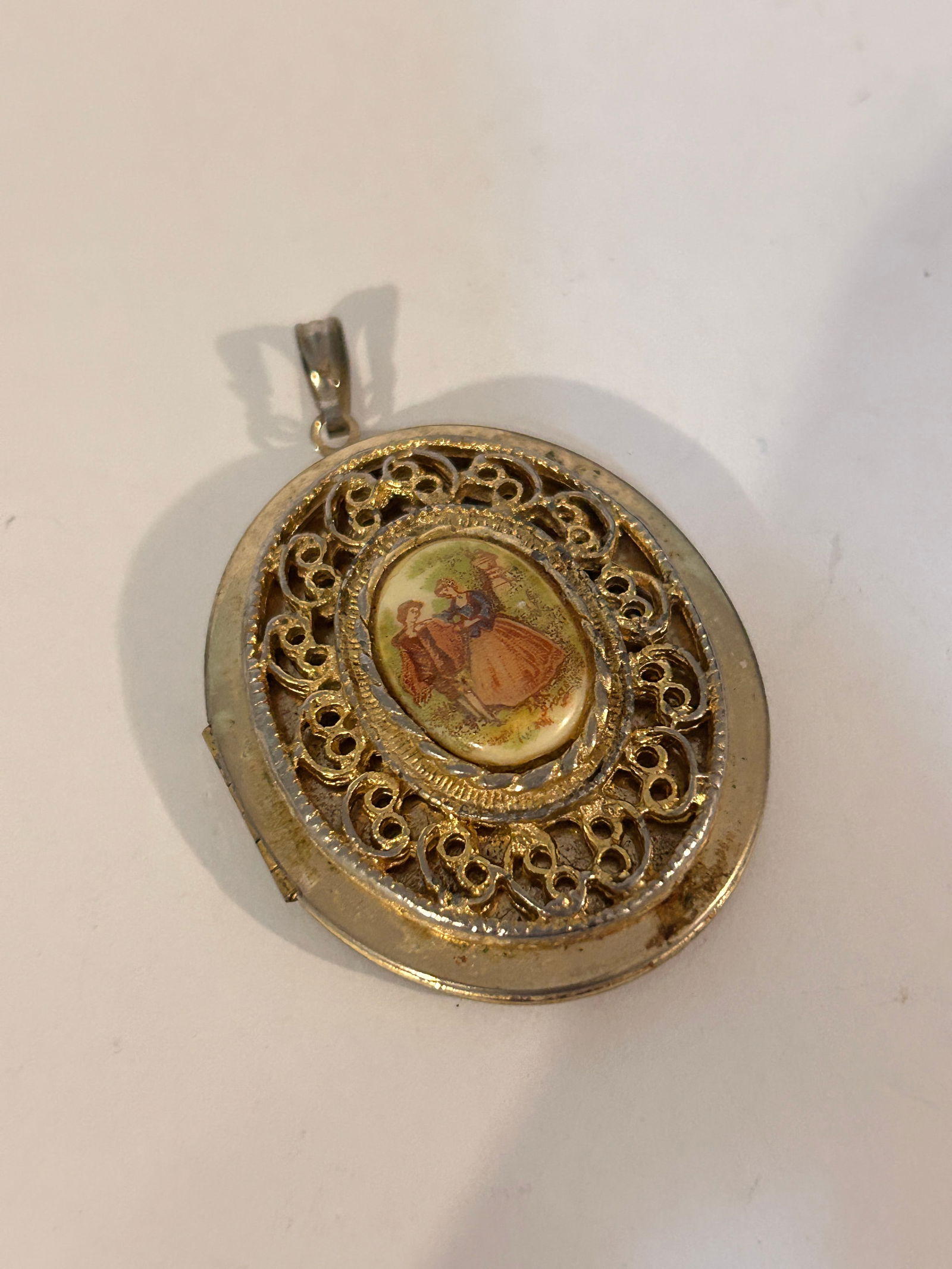 Vintage Cameo Gold tone Hinged Oval Locket Pendant Necklace 2": Vintage Cameo Gold tone Hinged Oval Locket Pendant Necklace 2" Please view all photos as they are part of the description and condition of this Item, Feel free to contact me with questions or picture