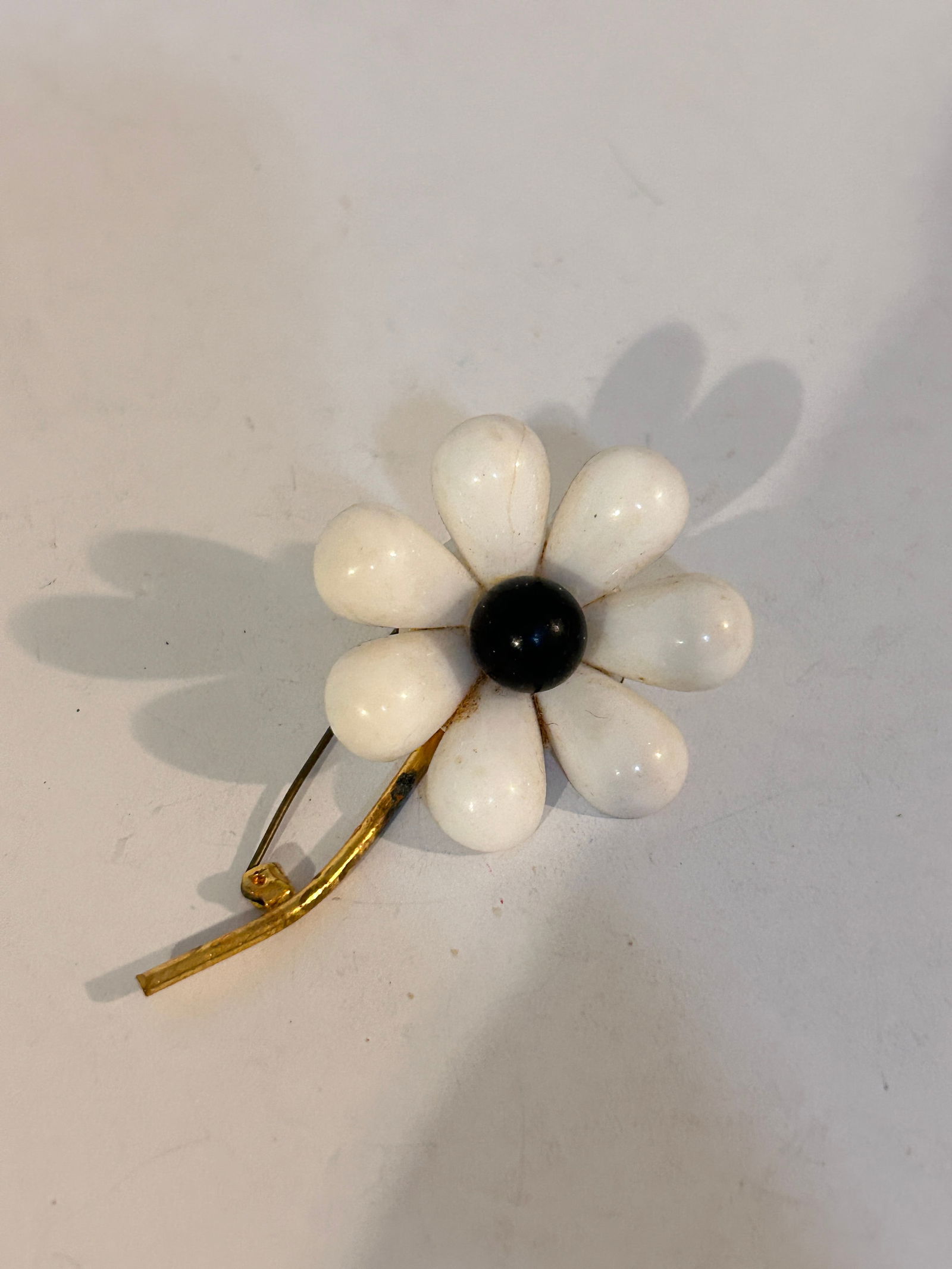mid-century black and white resin flower brooch or pin brookin clasp: mid-century black and white resin flower brooch or pin brookin clasp Please view all photos as they are part of the description and condition of this Item, Feel free to contact me with questions or pi