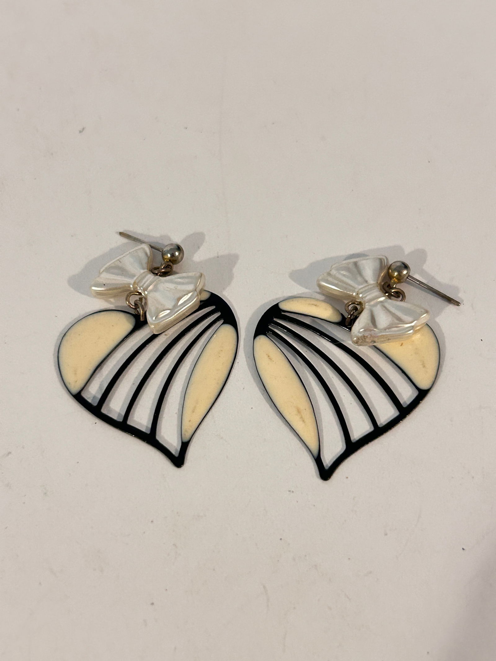 Vintage 1980s Overlay Heart Black White Enamel Dangle Earrings: Vintage 1980s Overlay Heart Black White Enamel Dangle Earrings Please view all photos as they are part of the description and condition of this Item, Feel free to contact me with questions or picture