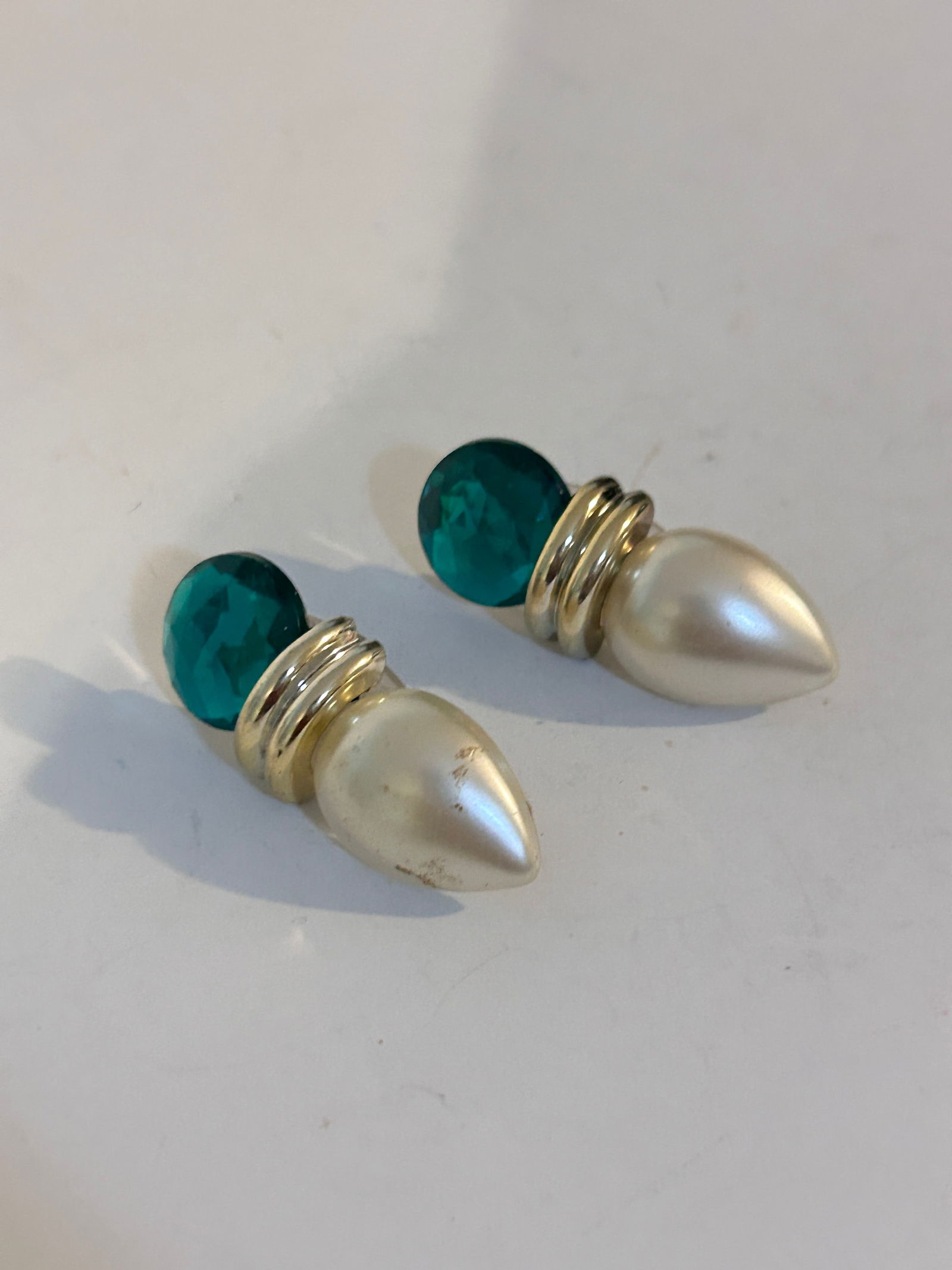 Vintage Acrylic Earrings: Vintage Acrylic Earrings Please view all photos as they are part of the description and condition of this Item, Feel free to contact me with questions or picture requests! Used Item AS IS