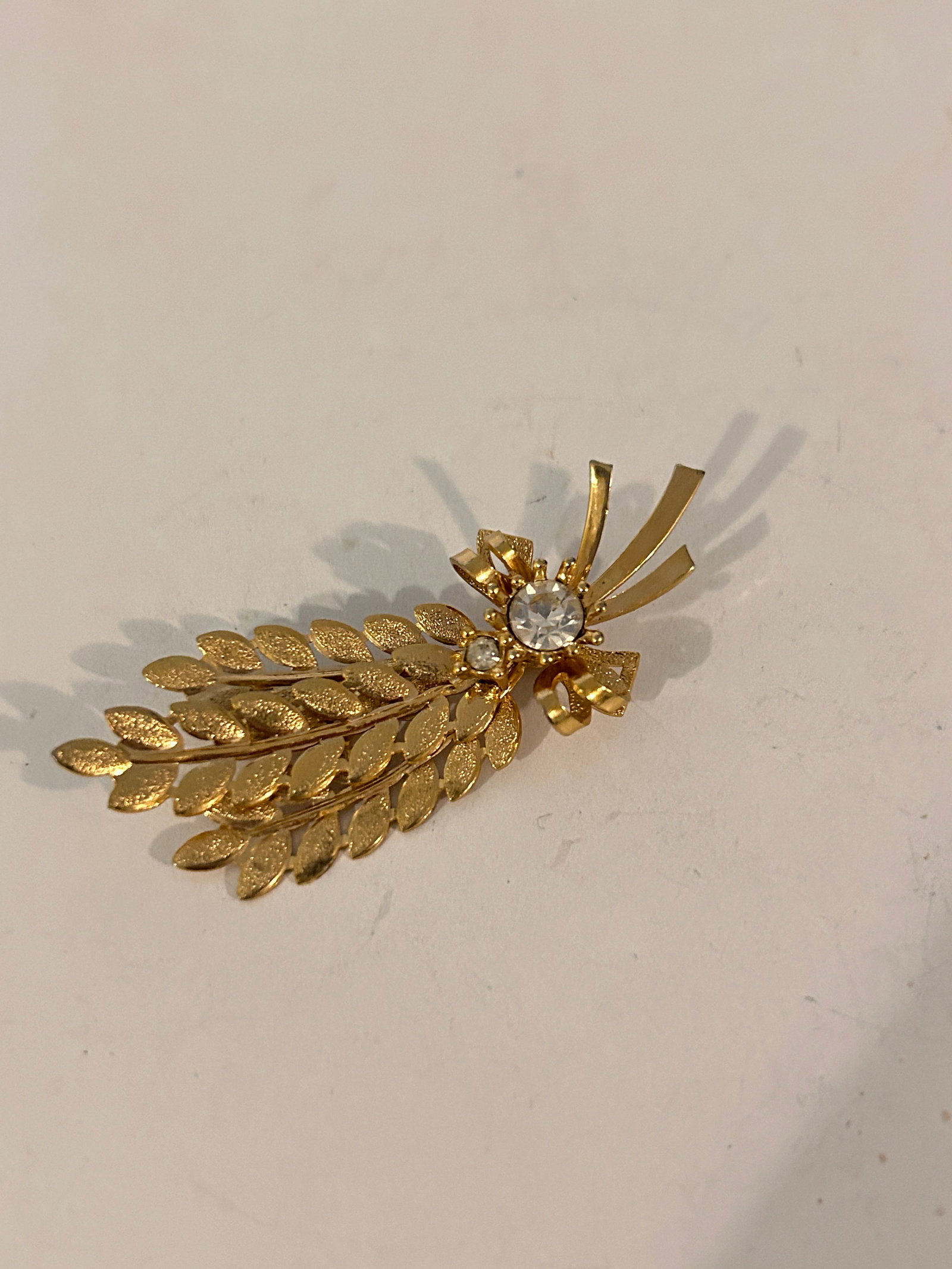 Vintage Sarah Cov Brooch: Vintage Sarah Cov Brooch Please view all photos as they are part of the description and condition of this Item, Feel free to contact me with questions or picture requests! Used Item AS IS