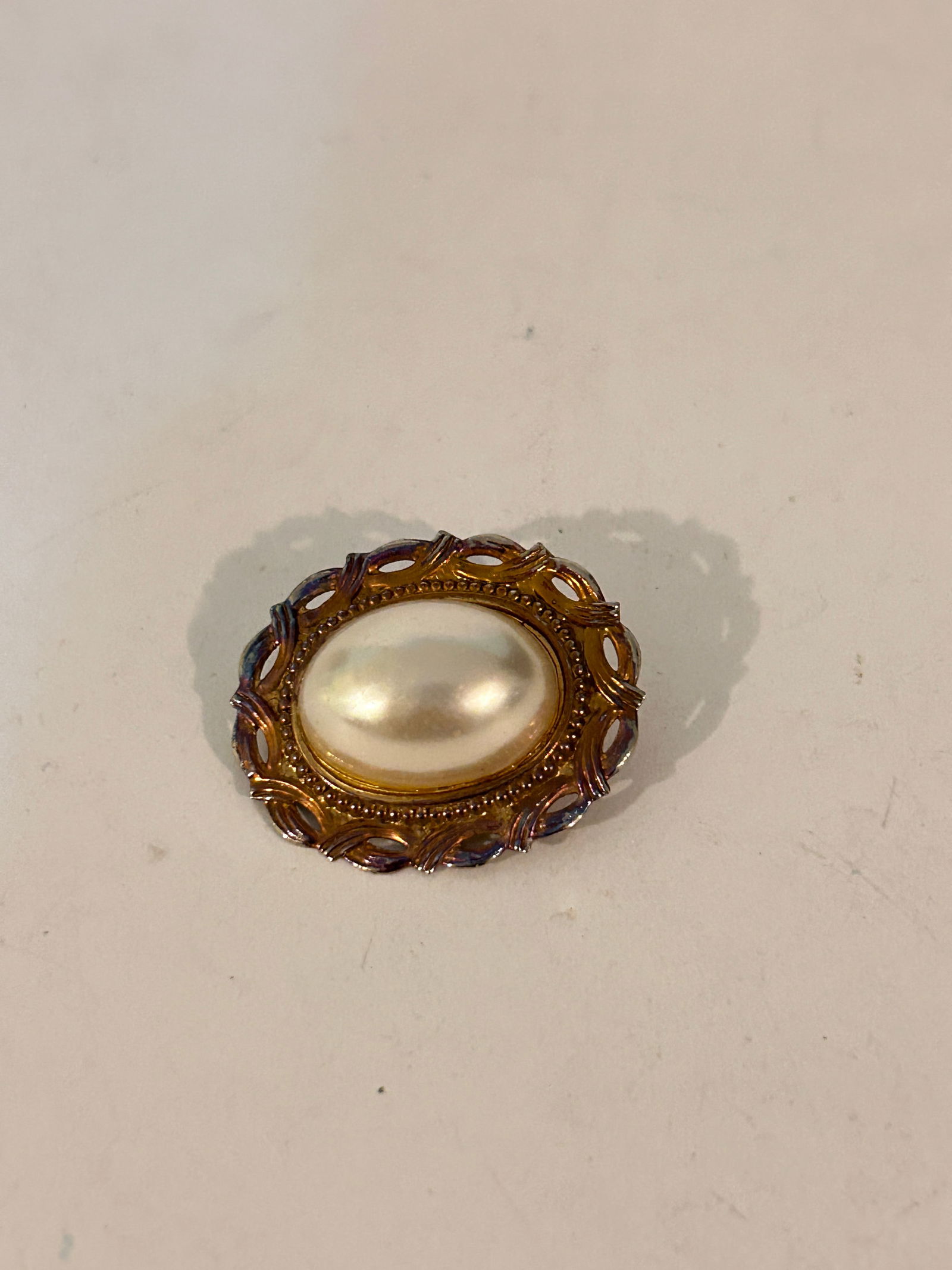 Vintage gold tone faux pearl Brooch: Vintage gold tone faux pearl Brooch Please view all photos as they are part of the description and condition of this Item, Feel free to contact me with questions or picture requests! Used Item AS IS