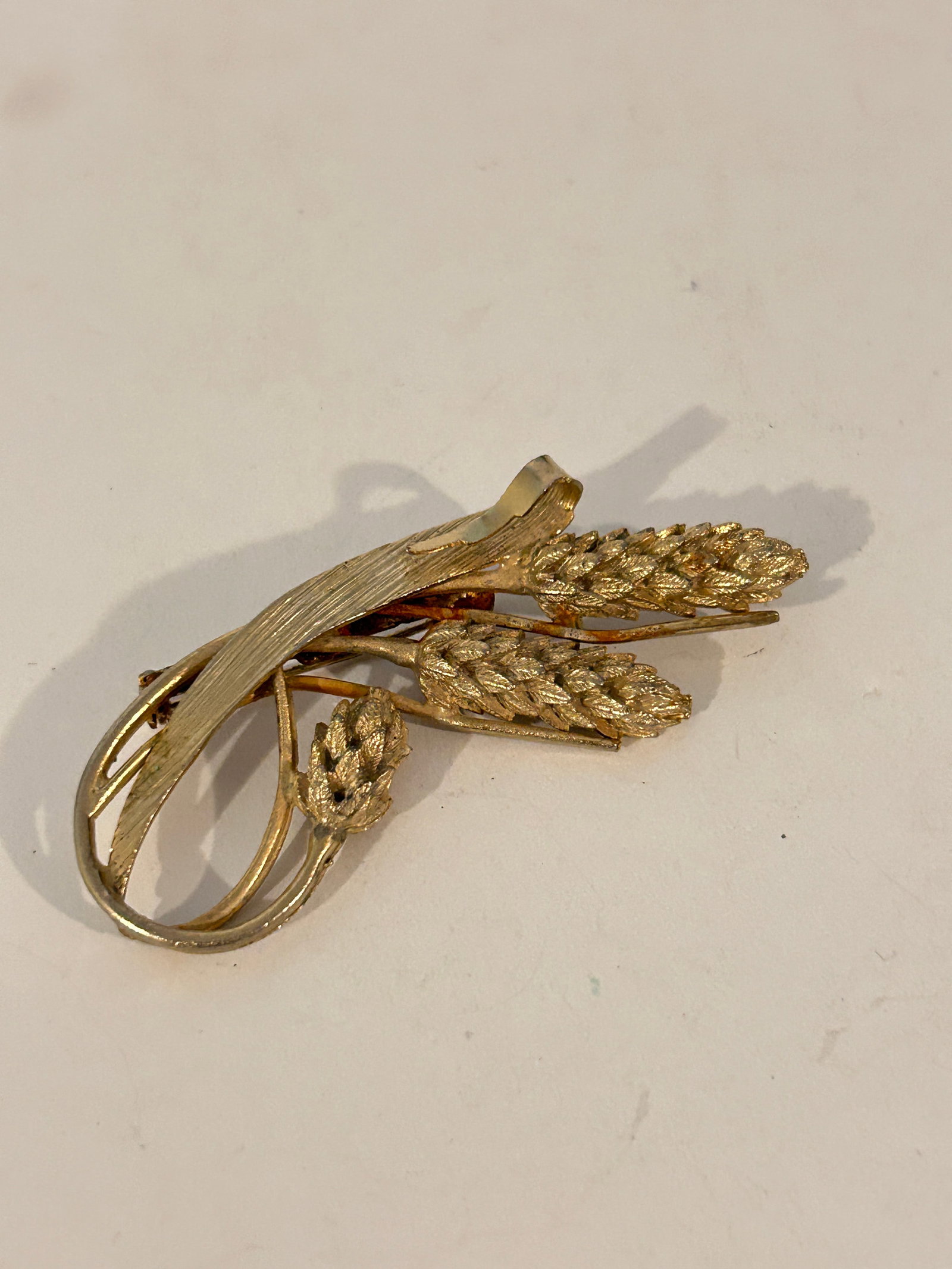Vintage Wheat Stalk Brooch: Vintage Wheat Stalk Brooch Please view all photos as they are part of the description and condition of this Item, Feel free to contact me with questions or picture requests! Used Item AS IS