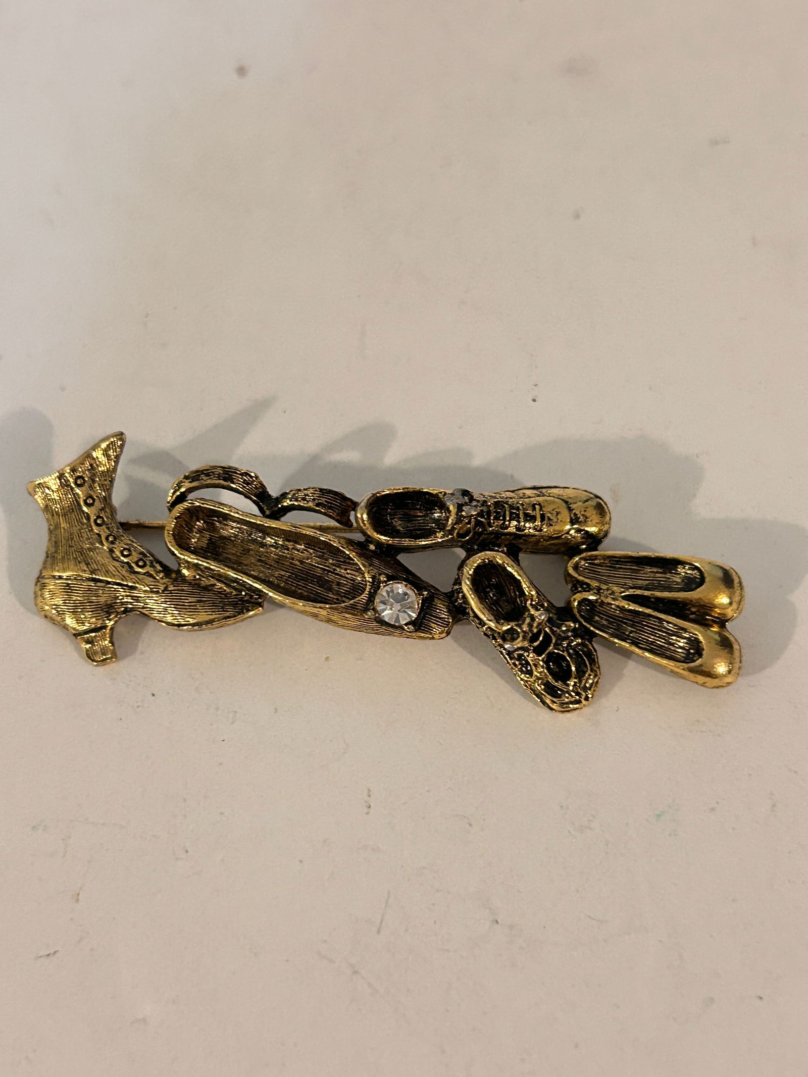 Vintage Shoes Brass tone Rhinestone: Vintage Shoes Brass tone Rhinestone Please view all photos as they are part of the description and condition of this Item, Feel free to contact me with questions or picture requests! Used Item AS IS