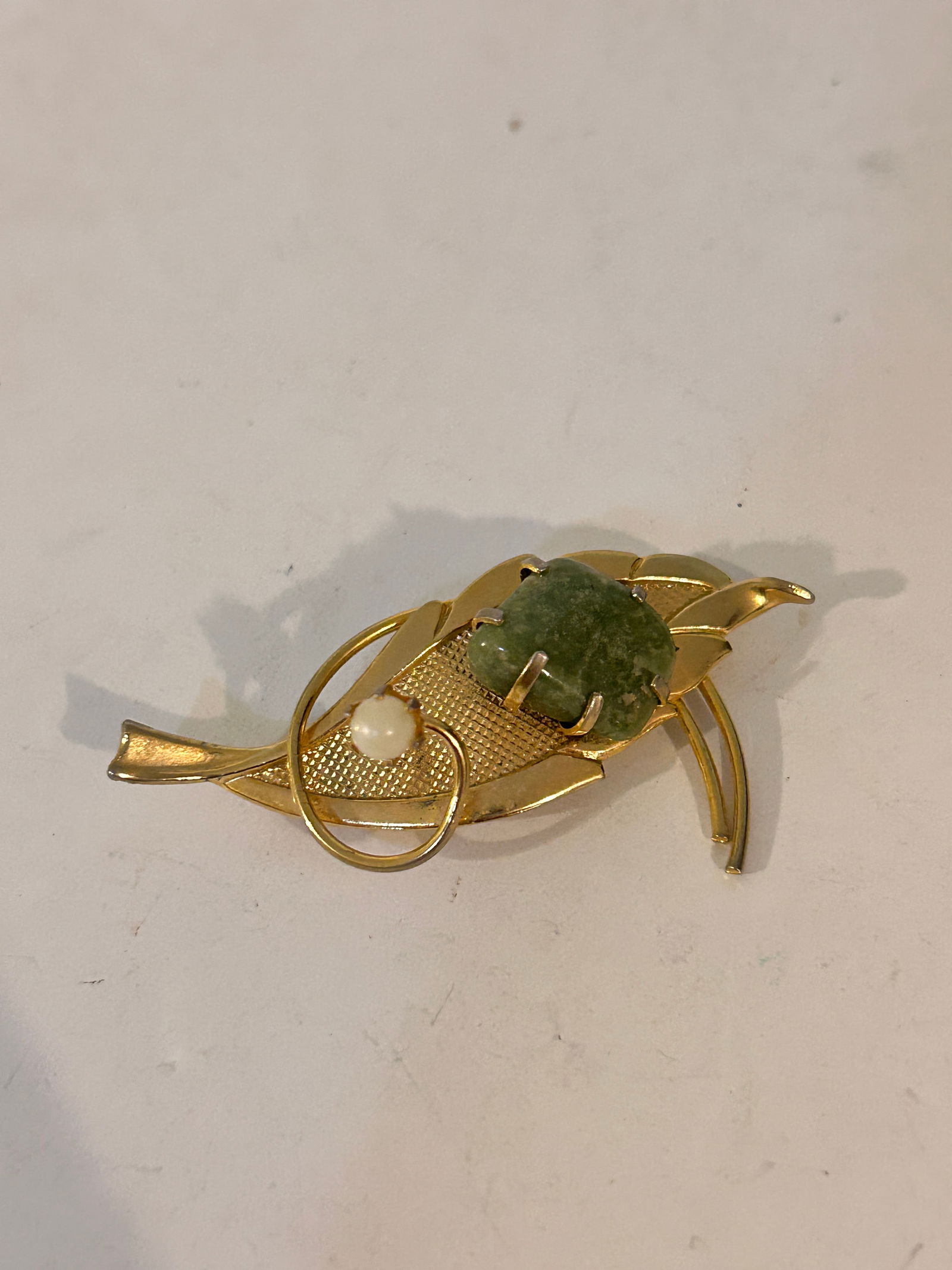 Vintage Jade Pebble Pearl Bead Leaf Gold tone Pin Brooch: Vintage Jade Pebble Pearl Bead Leaf Gold tone Pin Brooch Please view all photos as they are part of the description and condition of this Item, Feel free to contact me with questions or picture reques