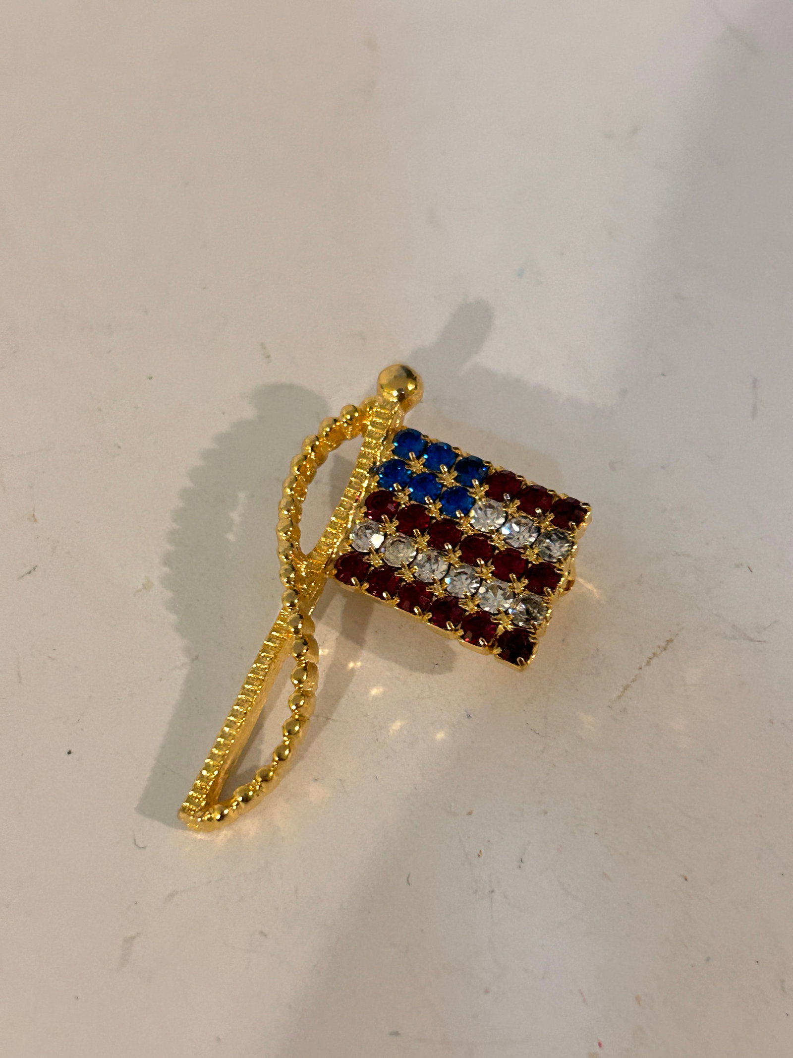 Vintage gold tone flag Brooch: Vintage gold tone flag Brooch Please view all photos as they are part of the description and condition of this Item, Feel free to contact me with questions or picture requests! Used Item AS IS