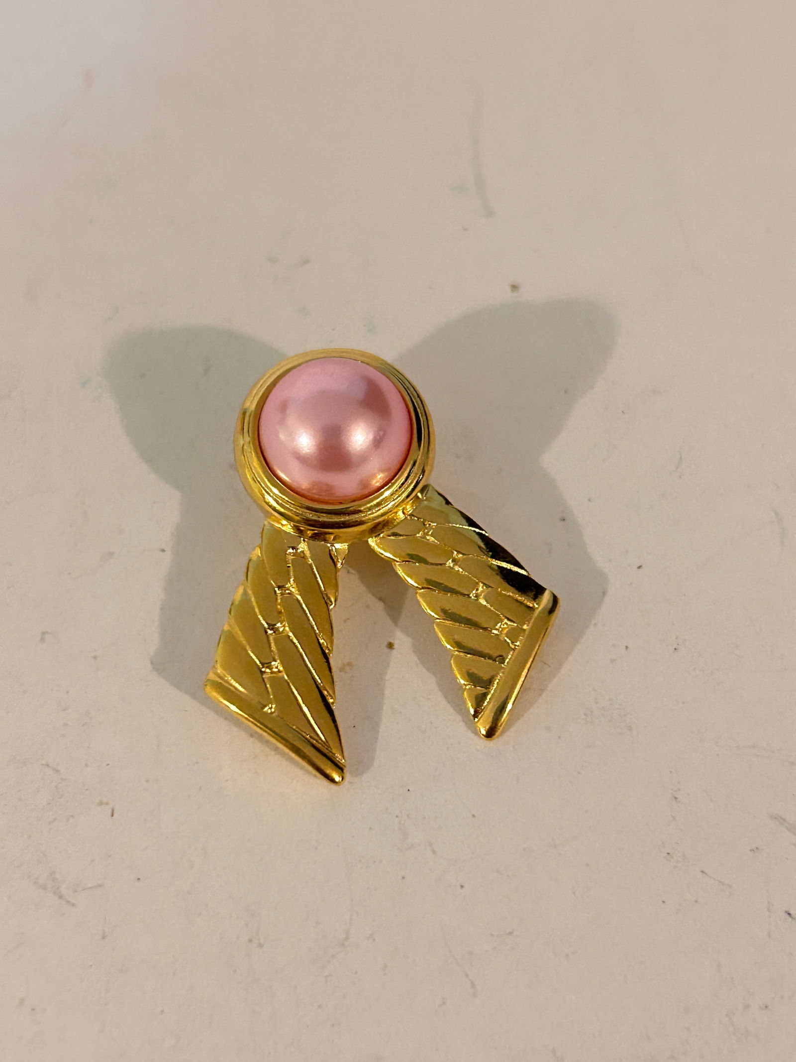 Joan Rivers Gold Plated Faux Pink Pearl Pendant: Joan Rivers Gold Plated Faux Pink Pearl Pendant Please view all photos as they are part of the description and condition of this Item, Feel free to contact me with questions or picture requests! Used