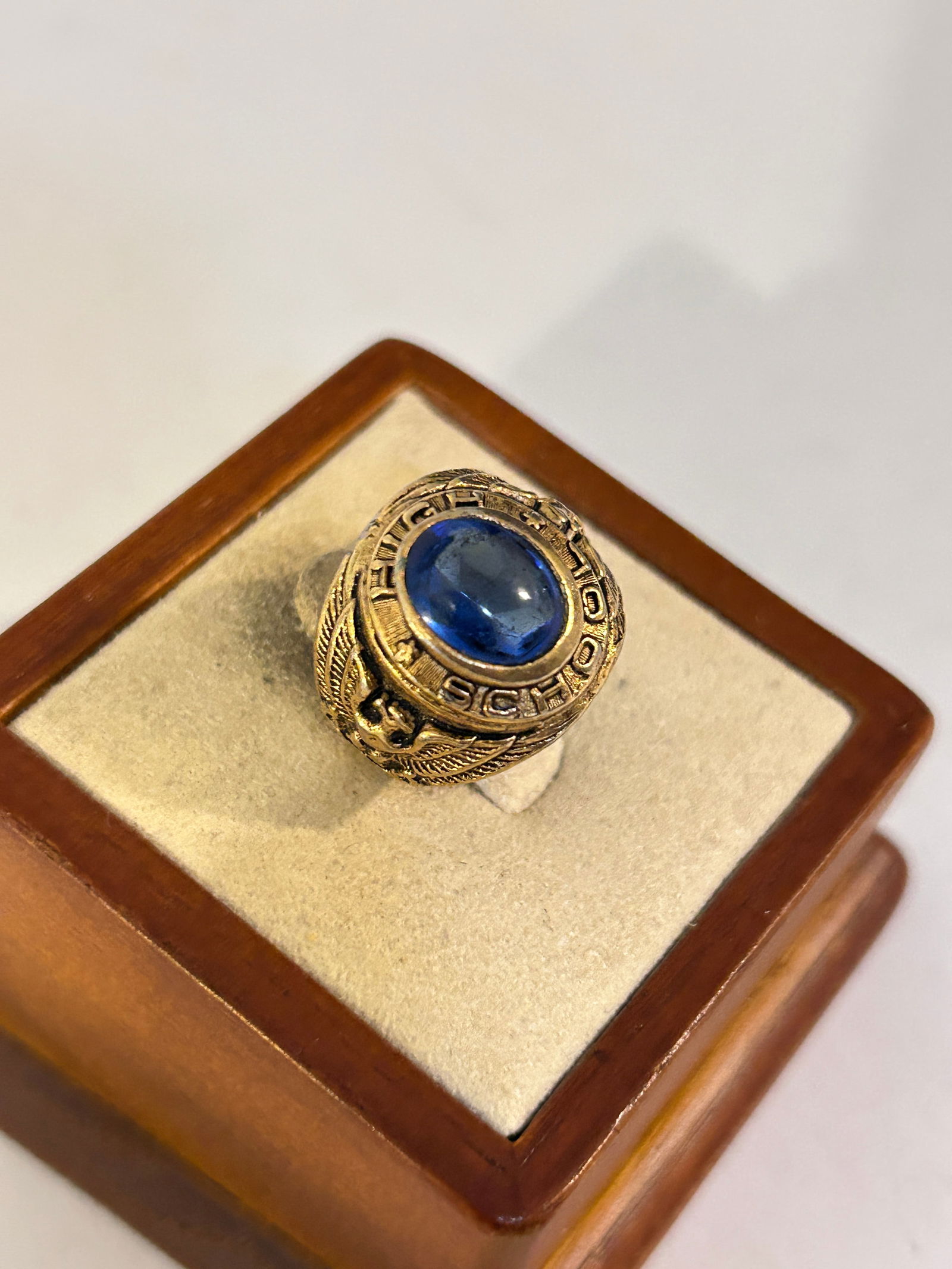 Vintage High School Custome Ring sz 4 (1 of 4)
