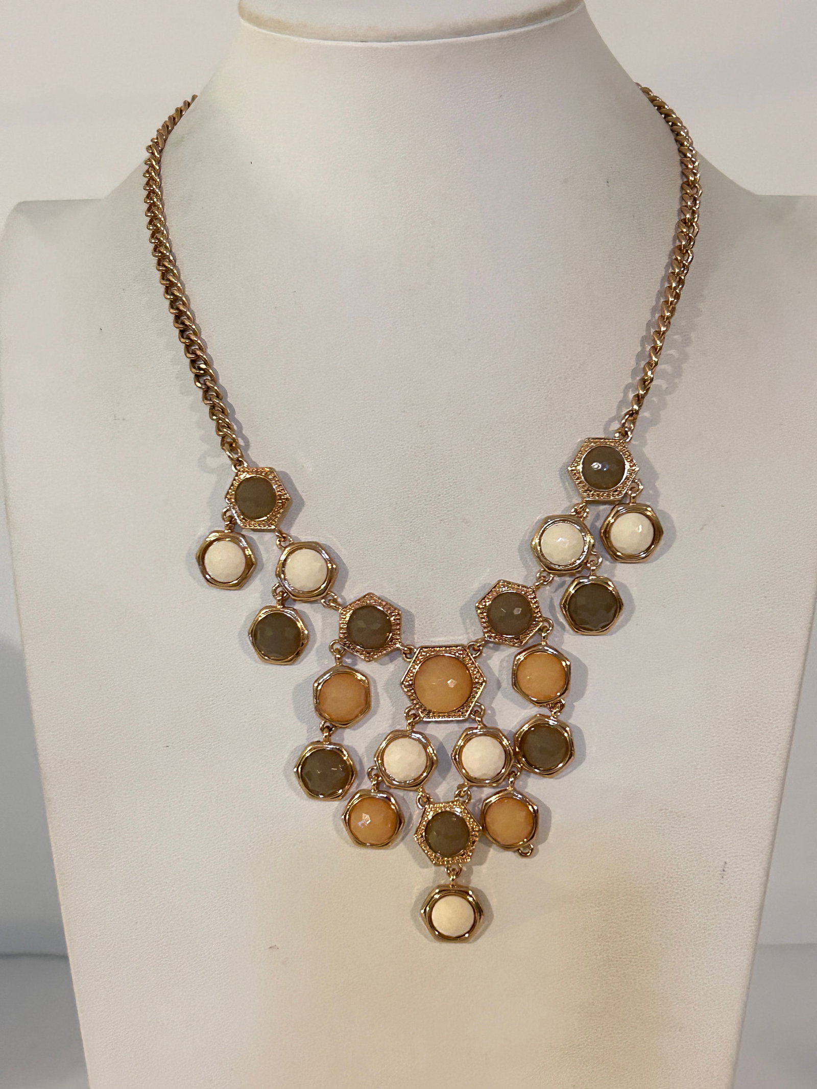 Vintage goldtone Necklace 14": Vintage goldtone Necklace 14" Please view all photos as they are part of the description and condition of this Item, Feel free to contact me with questions or picture requests! Used Item AS IS