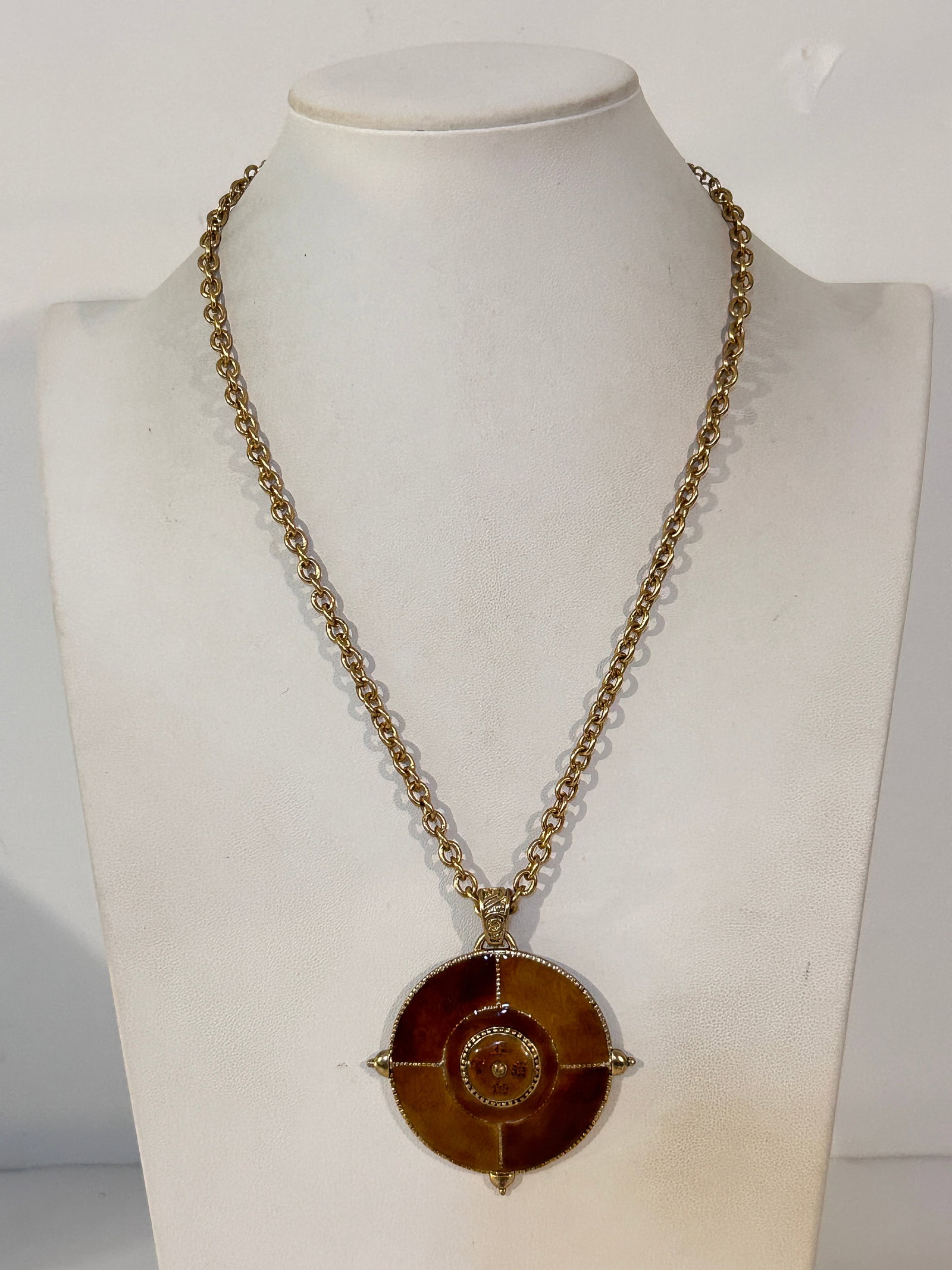 Vintage necklace with a circular enamel pendant: Vintage necklace with a circular enamel pendant Please view all photos as they are part of the description and condition of this Item, Feel free to contact me with questions or picture requests! Used 