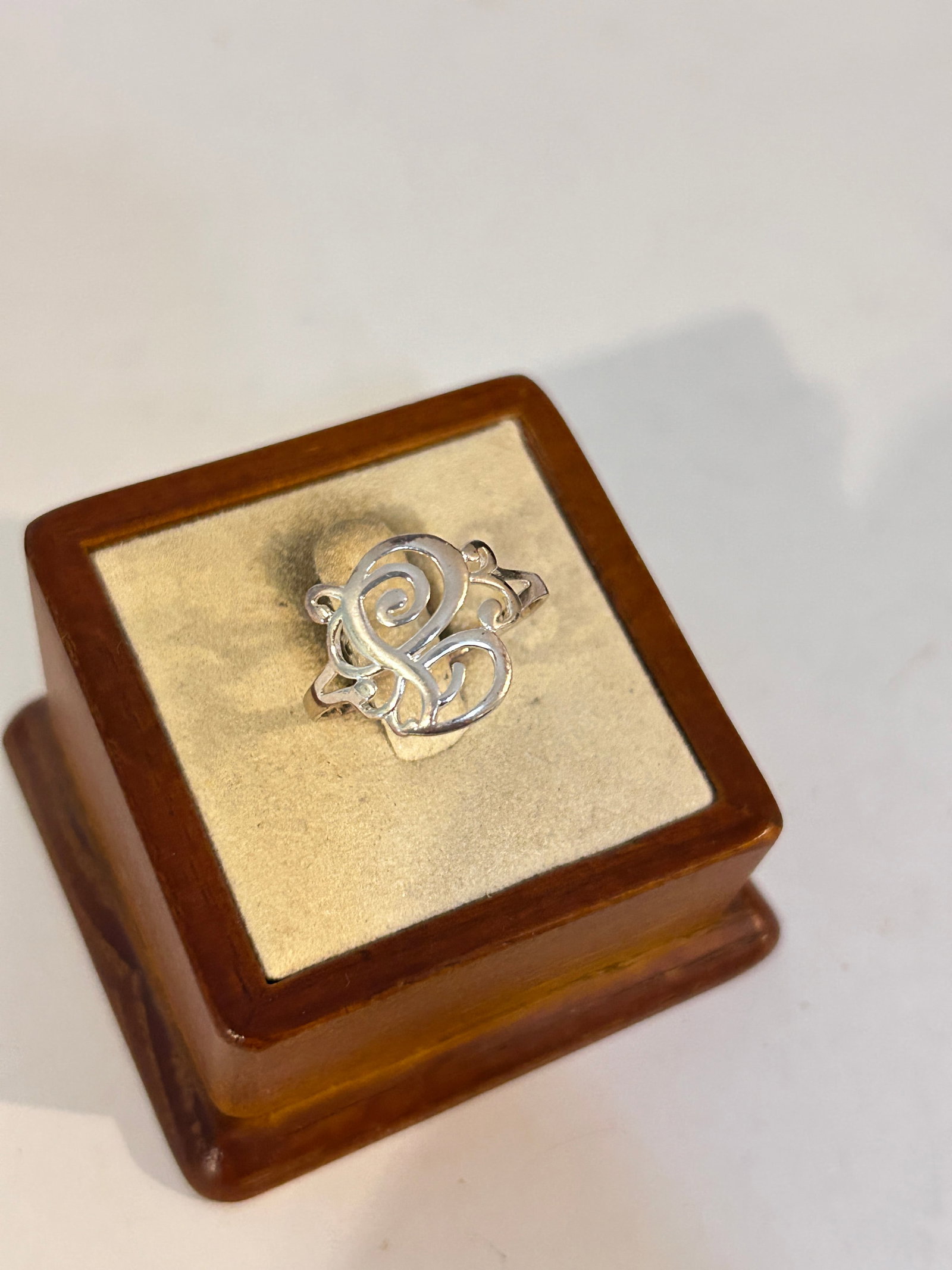 Vintage Sterling Silver Ring sz 9: Vintage Sterling Silver Ring sz 9 Please view all photos as they are part of the description and condition of this Item, Feel free to contact me with questions or picture requests! Used Item AS IS