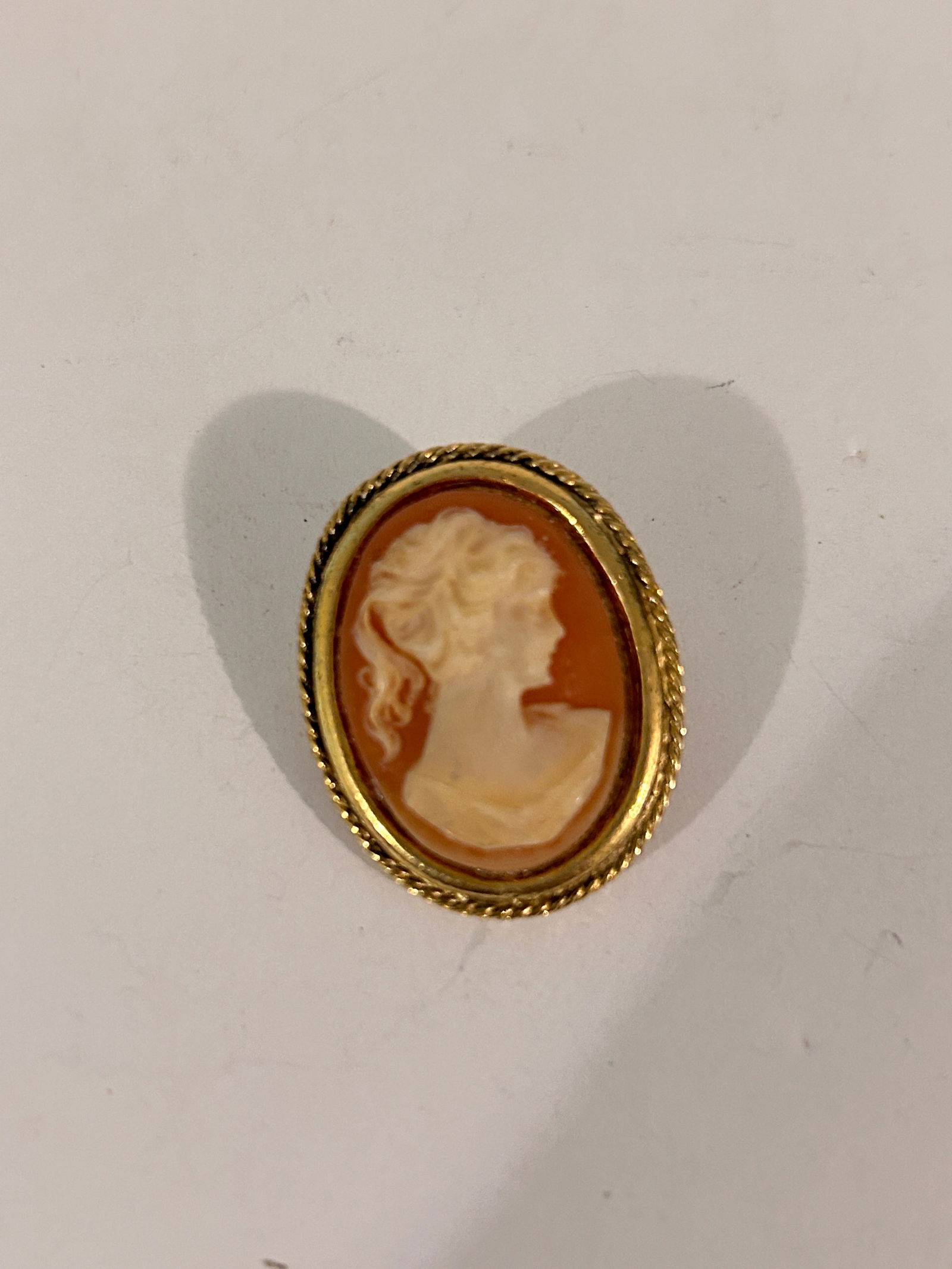 Vintage Gold Tone Cameo Brooch 1 1/4" (1 of 4)