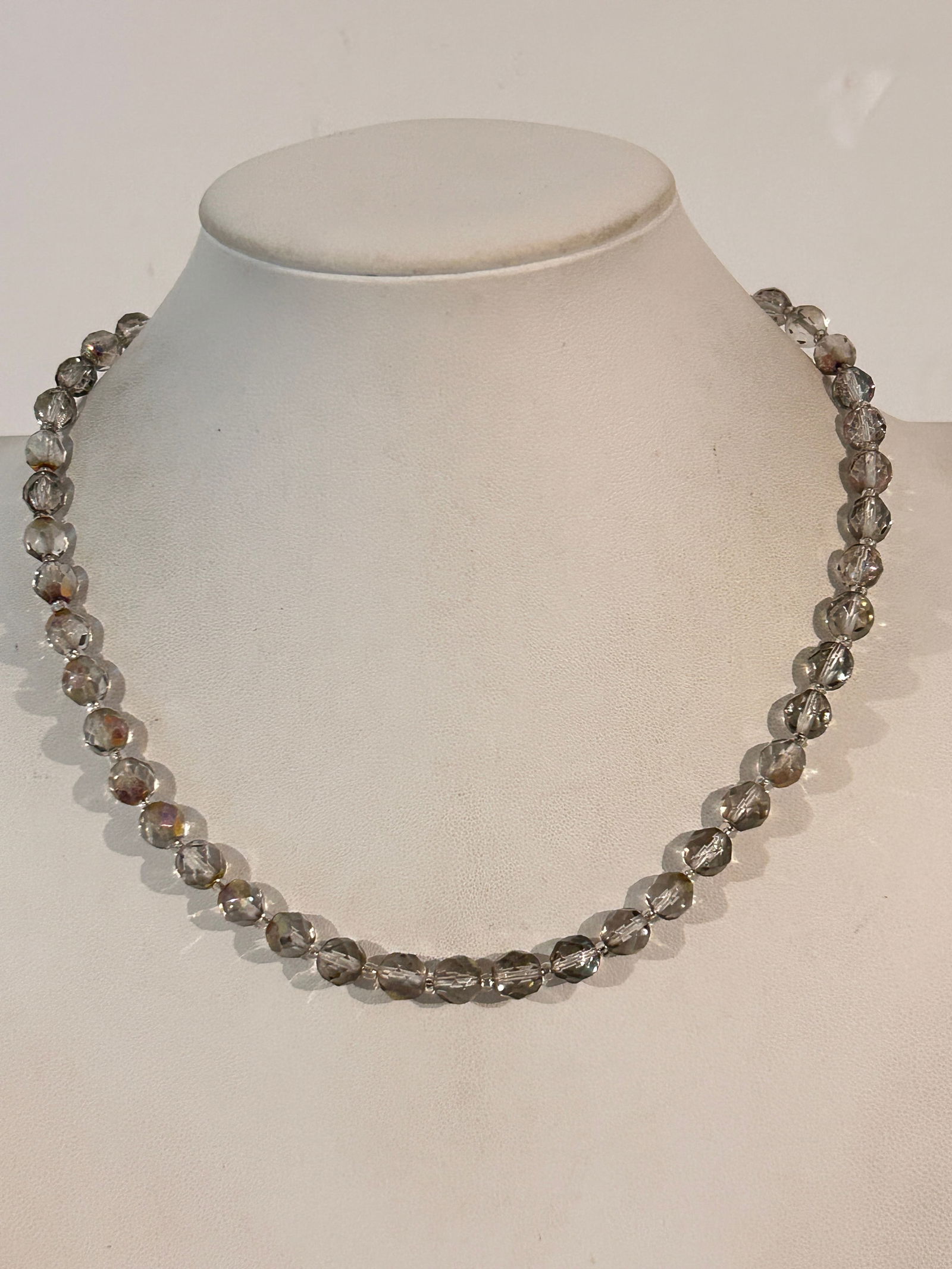 Vintage Crystal bead choker Necklace 18": Vintage Crystal bead choker Necklace 18" Please view all photos as they are part of the description and condition of this Item, Feel free to contact me with questions or picture requests! Used Item AS