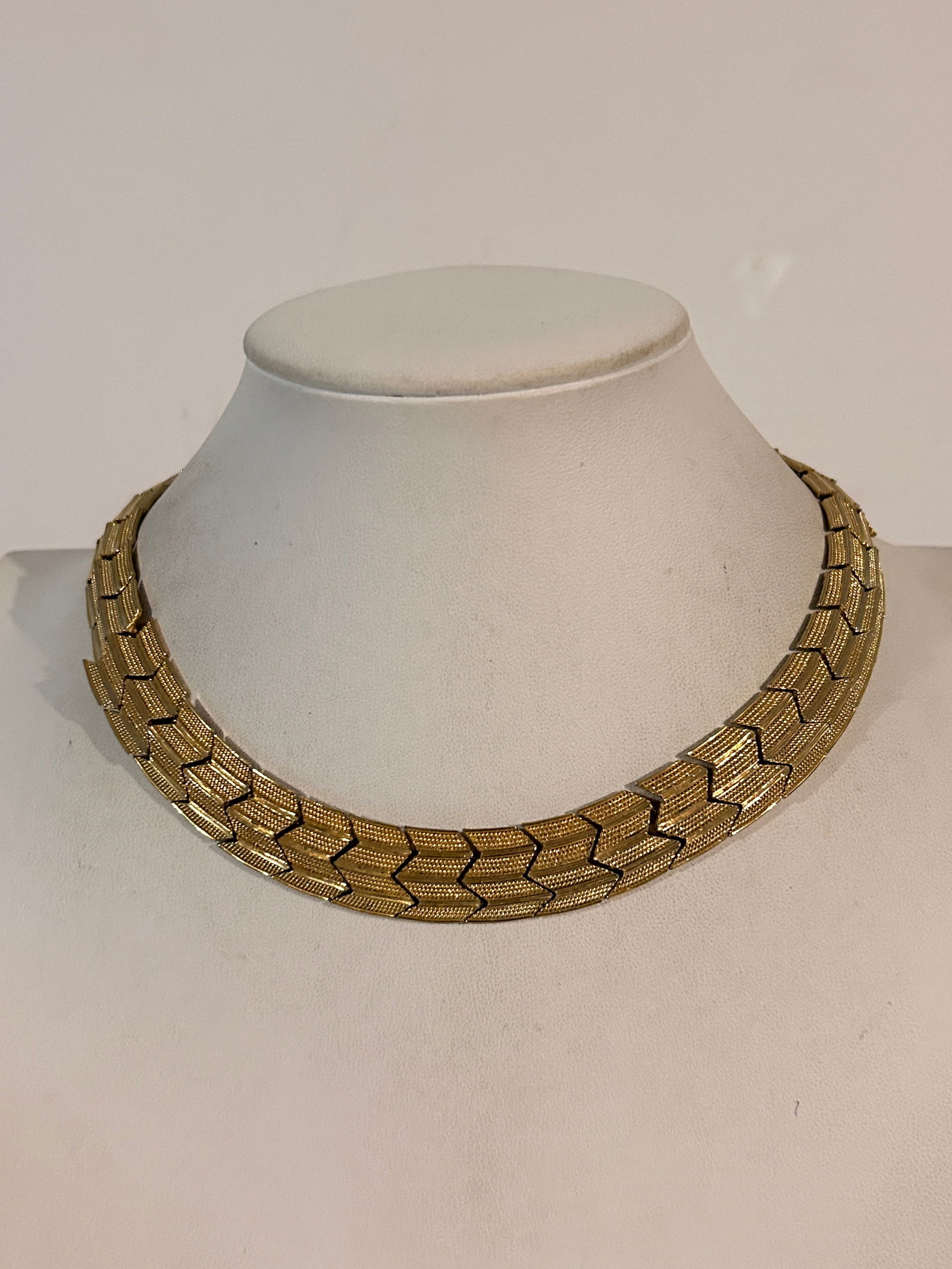 Vintage Napier zig-zag pattern articulated gold-tone choker necklace 12": Vintage Napier zig-zag pattern articulated gold-tone choker necklace 12" Please view all photos as they are part of the description and condition of this Item, Feel free to contact me with questions o