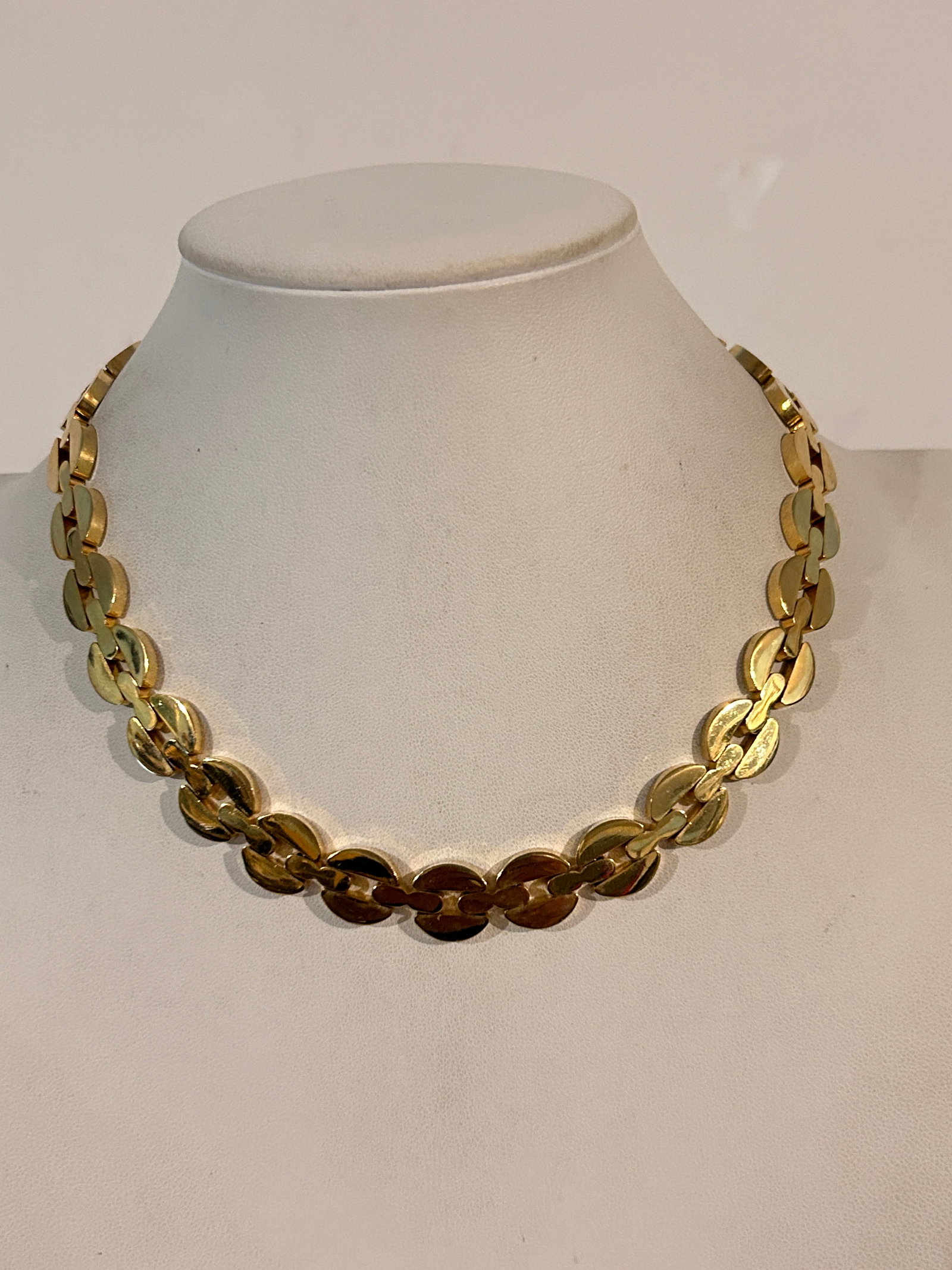Vintage heavy gold tone link Necklace 14": Vintage heavy gold tone link Necklace 14" Please view all photos as they are part of the description and condition of this Item, Feel free to contact me with questions or picture requests! Used Item A