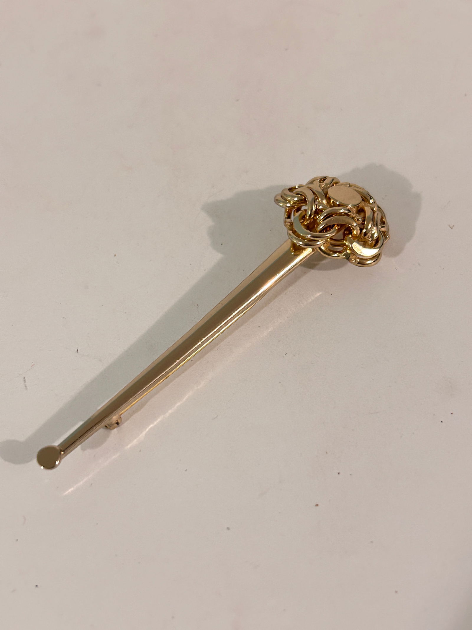 Vintage Monet Gold Tone Brooch: Vintage Monet Gold Tone Brooch Please view all photos as they are part of the description and condition of this Item, Feel free to contact me with questions or picture requests! Used Item AS IS