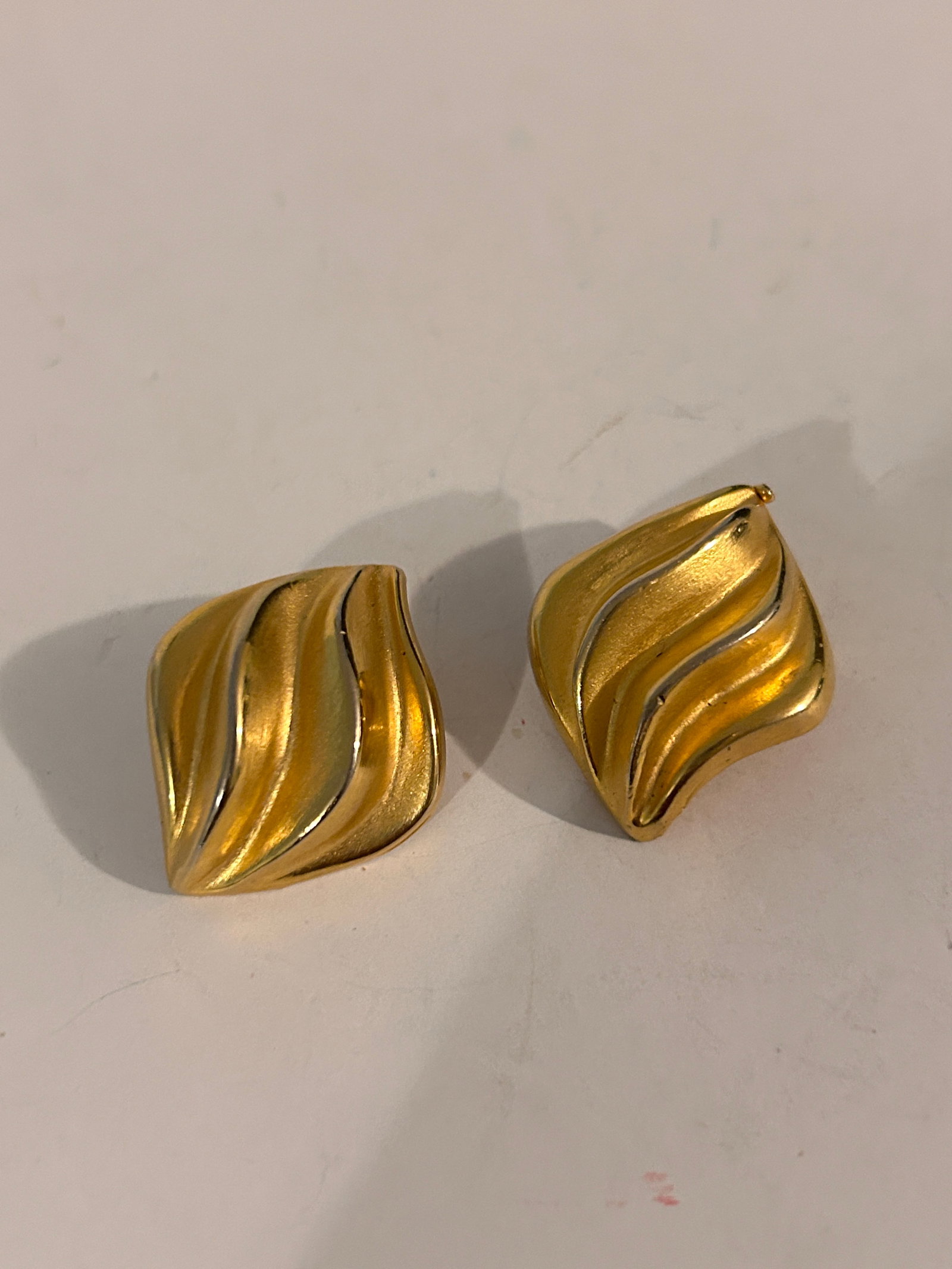 Vintage Signed Don-Lin Goldtone Earrings: Vintage Signed Don-Lin Goldtone Earrings Please view all photos as they are part of the description and condition of this Item, Feel free to contact me with questions or picture requests! Used Item AS